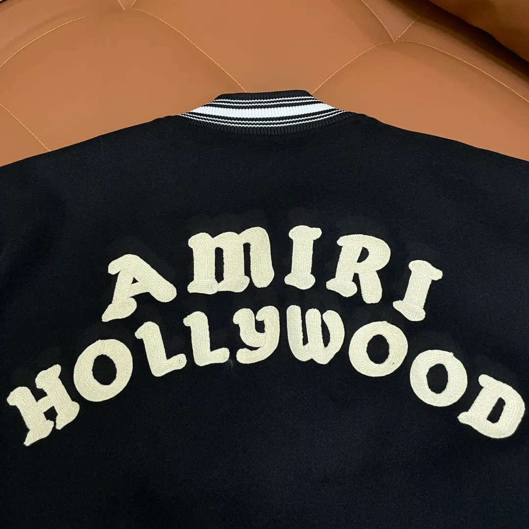 P390 AMI➡️Catway style baseball jacket. I ordered the original model and took a month to finally ship it. I love it so much. The upper body is really cool. A Douyin blogger said that this year's new jacket will become a future trend. If you look through street photos, you will find that celebrities regard it as a collectible jacket, a must-have item for men and women who want light luxury for commuting. Developing the highest version on the entire network, it took 1 month to customize and the cost was extremely high. The German imported flat-machine made custom-woven wool jacquard threads, using the first layer of imported lambskin. The pleated texture is unparalleled. It is hand-cut and meticulously crafted. The stitching position is very technical. Whether the whole garment is good or not depends on this position. Top-notch workmanship and details can stand the test. A full set of customized accessories, the letters are clear and perfectly restored without any difference. High-end atmosphere and full grade! The entire dress is exclusively customized with heavy craftsmanship. The towel patch embroidery is perfectly combined with craft embroidery and precise stitching! Absolute craftsmanship quality! Size: M L XL XXL
