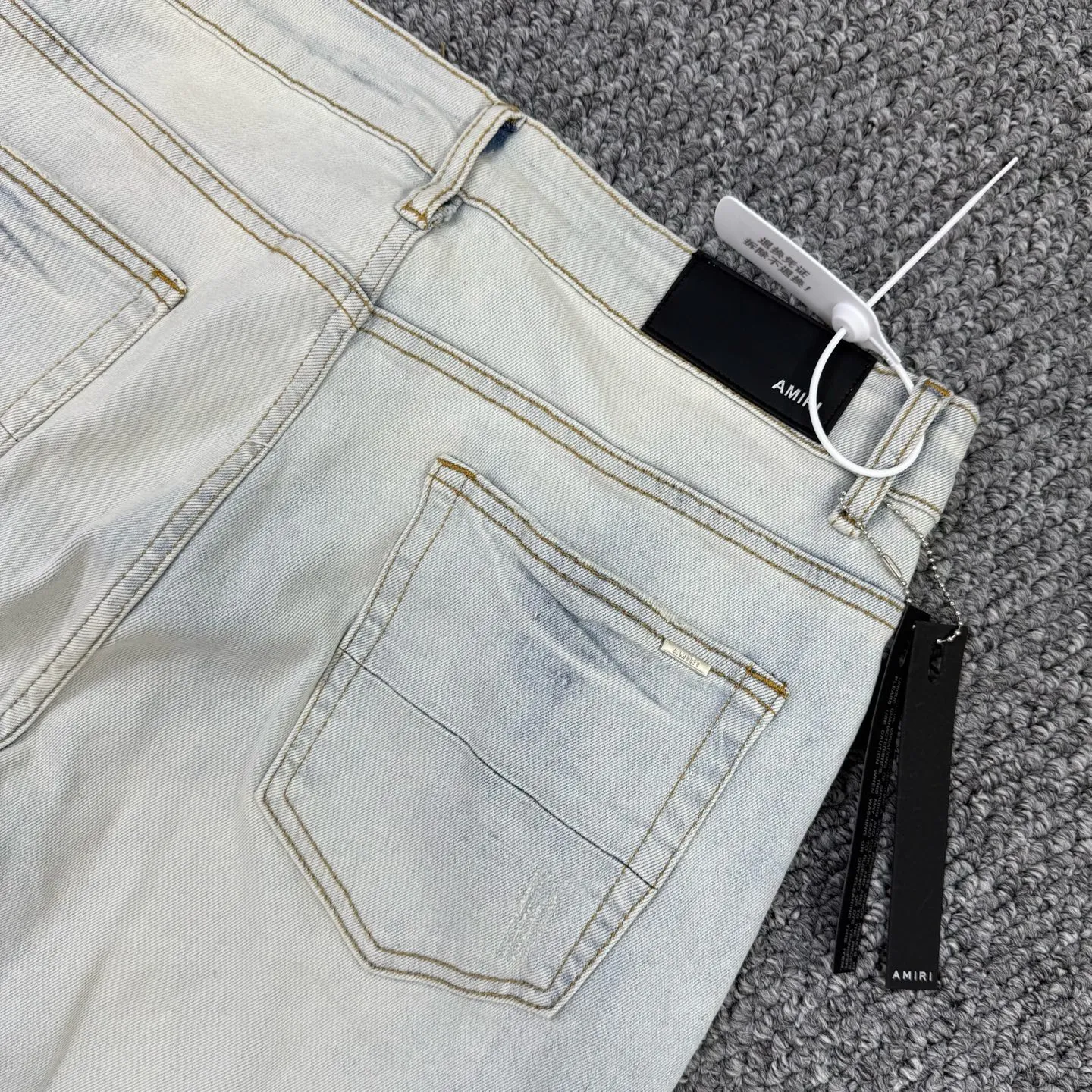P260 Style number: H58 AMIRI & AMIRI new jeans with linhchuan embroidered logo, washed holes pattern, denim shorts, stretch denim trousers, same style for men and women. Accessories: Complete accessories, all in original packaging, two hang tags to distinguish the low-end version. The hardware is standard to the authentic original version with logo aluminum alloy buckle, and every detail is superior to any version on the market. Fabric: Genuine pattern-making and standard genuine custom-made imported fabrics using unique washing and dyeing methods, and individually hand-painted - hand-painted ripped micro-elastic jeans Color: blue white leather Size: 30 32 34 36