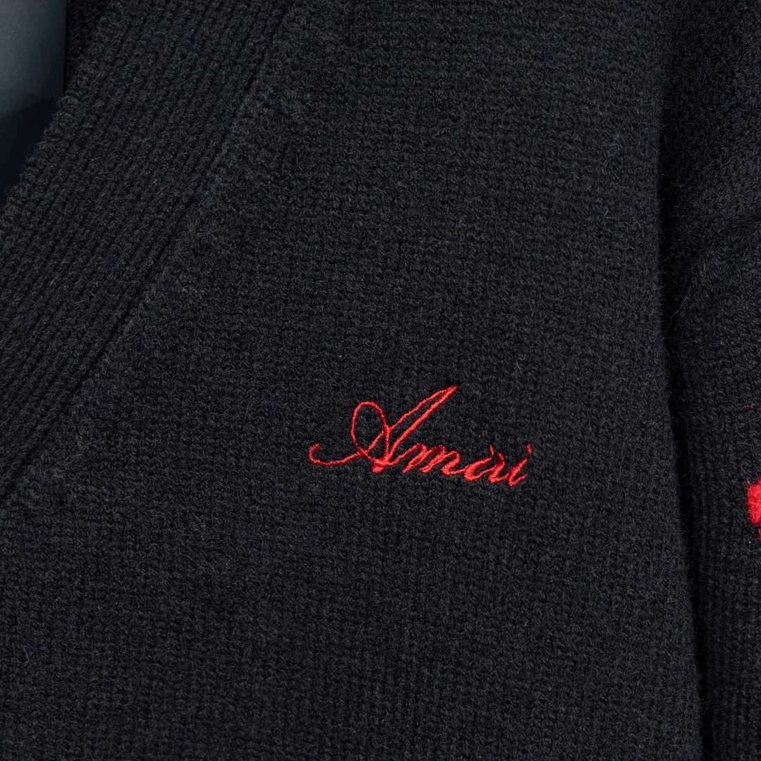 P360 Style: AMIRI Emile bone splicing long-sleeved knitted cardigan jacket Size: S-XXL Fabric: Wool blend Accessories: Full set of customized original accessories No gender distinction, same style for men and women