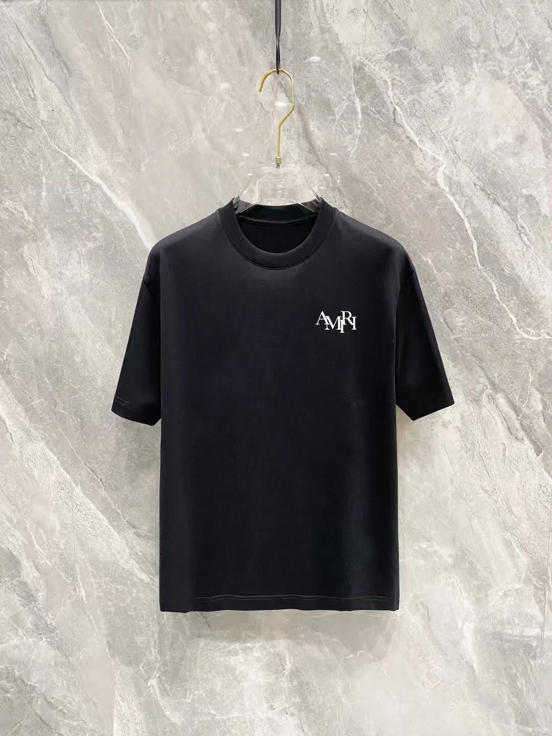 P150 AMIRI 2025 spring and summer new style debut counter, the latest short-sleeved round neck T-shirt, high-end custom design, avant-garde and fashionable! The brand logo is designed with heavy craftsmanship printing, 250 grams of Xinjiang long-staple cotton fabric, comfortable to wear. Counter-level exquisite stitching. Fine workmanship. The upper body effect is incomparably handsome! A must-have item for a stylish man! Color: Black White Size: S-2XL (sub-size) Slightly wide version Size: S M L Due to manual measurement, there is a deviation of about 1-3CM in the size, please forgive me.