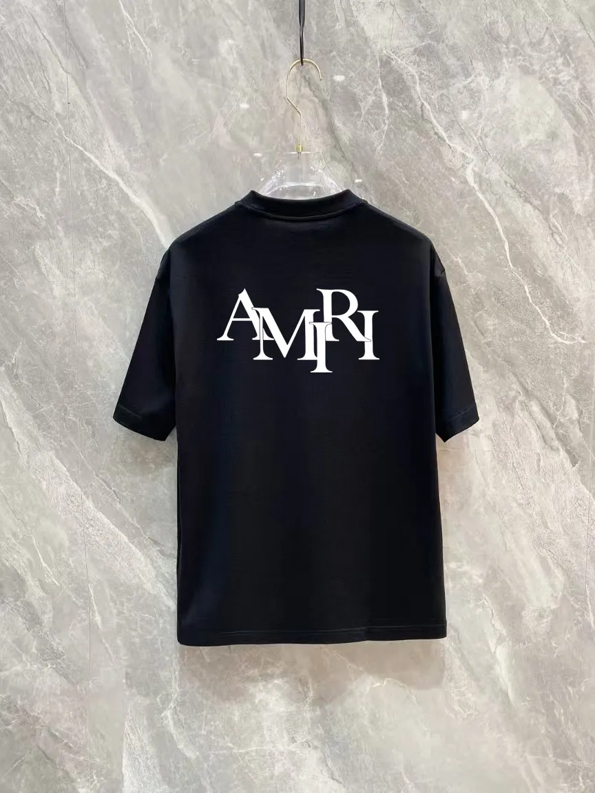 P150 AMIRI 2025 spring and summer new style debut counter, the latest short-sleeved round neck T-shirt, high-end custom design, avant-garde and fashionable! The brand logo is designed with heavy craftsmanship printing, 250 grams of Xinjiang long-staple cotton fabric, comfortable to wear. Counter-level exquisite stitching. Fine workmanship. The upper body effect is incomparably handsome! A must-have item for a stylish man! Color: Black White Size: S-2XL (sub-size) Slightly wide version Size: S M L Due to manual measurement, there is a deviation of about 1-3CM in the size, please forgive me.