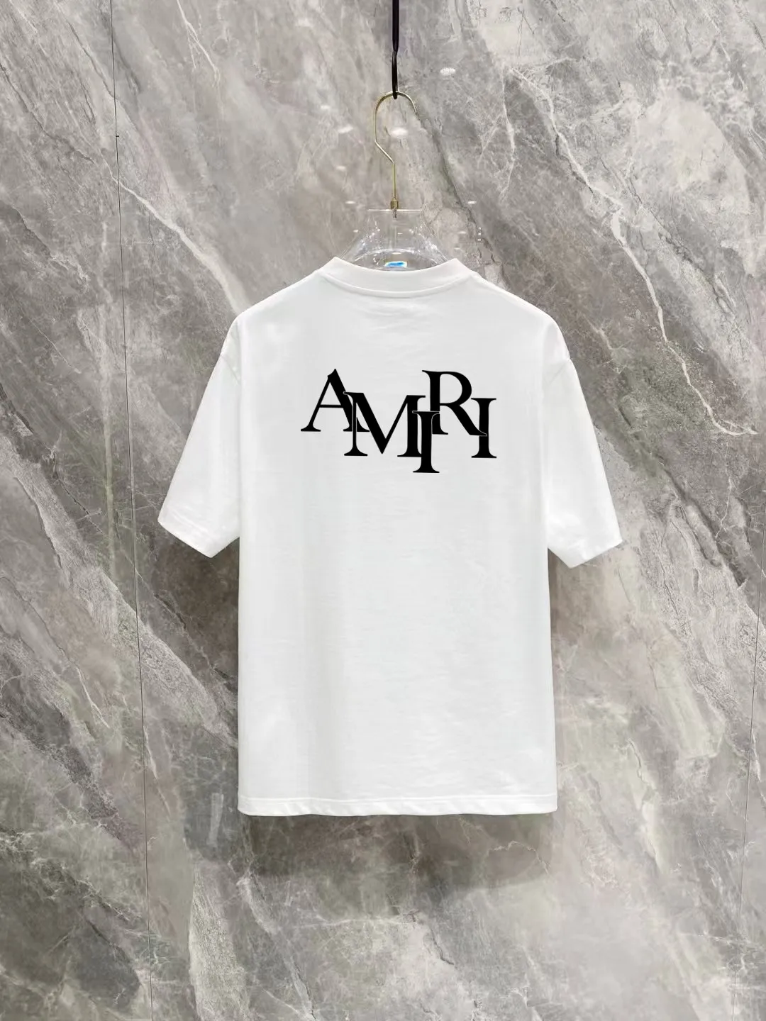 P150 AMIRI 2025 spring and summer new style debut counter, the latest short-sleeved round neck T-shirt, high-end custom design, avant-garde and fashionable! The brand logo is designed with heavy craftsmanship printing, 250 grams of Xinjiang long-staple cotton fabric, comfortable to wear. Counter-level exquisite stitching. Fine workmanship. The upper body effect is incomparably handsome! A must-have item for a stylish man! Color: Black White Size: S-2XL (sub-size) Slightly wide version Size: S M L Due to manual measurement, there is a deviation of about 1-3CM in the size, please forgive me.