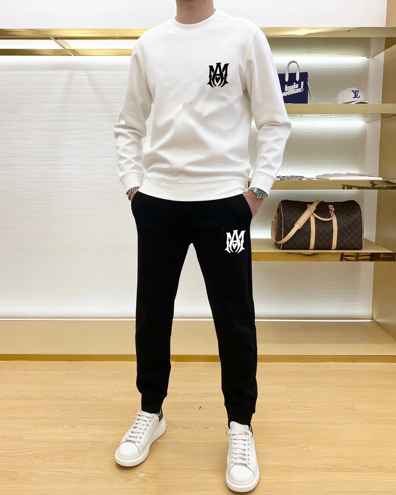 P360 AMIRI] (Gospel for Fatty) Hot-selling suit is coming. Focus on the original version of the official website. 2025 new hot-selling sweatshirt suit. The original order is the best product. It is the meticulous work of top designers. It has a fitting and perfect upper body effect. All-natural high-quality Roman cotton 100%, close-fitting comfort, noble and elegant! Original hardware embodies elegance and nobility! Counter size: M-5XL (maximum wear up to 220 pounds)