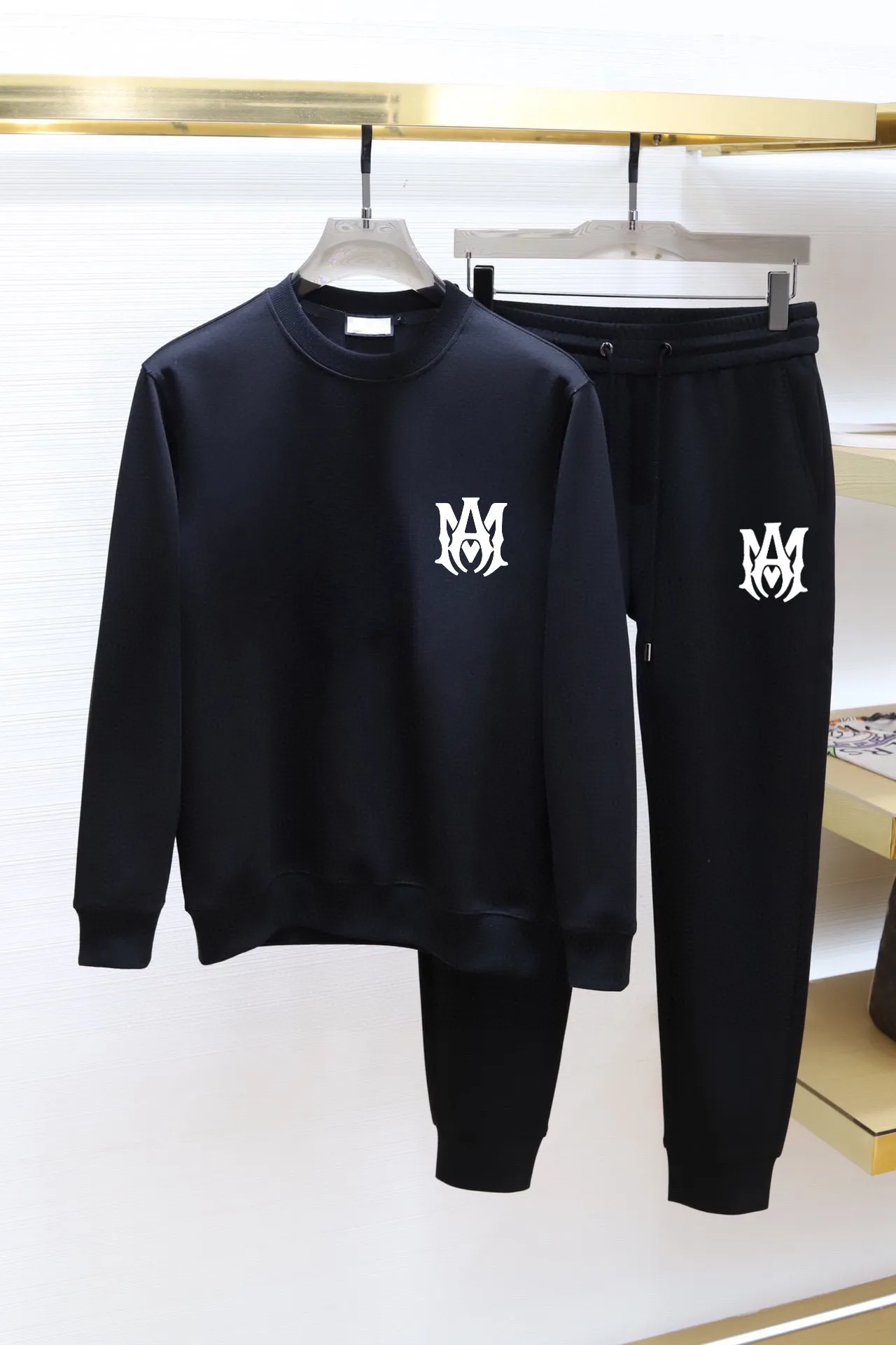 P360 AMIRI] (Gospel for Fatty) Hot-selling suit is coming. Focus on the original version of the official website. 2025 new hot-selling sweatshirt suit. The original order is the best product. It is the meticulous work of top designers. It has a fitting and perfect upper body effect. All-natural high-quality Roman cotton 100%, close-fitting comfort, noble and elegant! Original hardware embodies elegance and nobility! Counter size: M-5XL (maximum wear up to 220 pounds)