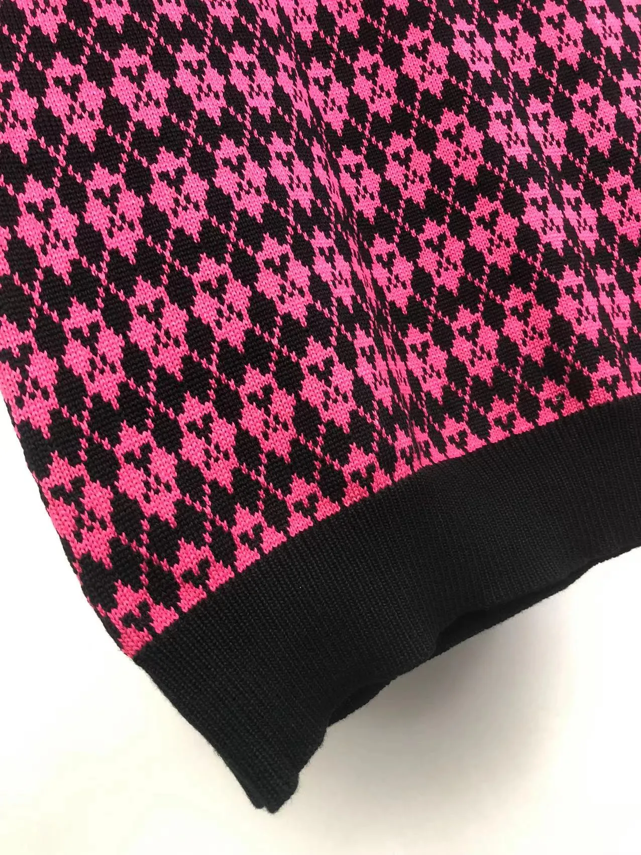 P190 🎉ami new diamond intarsia V-neck autumn and winter vest sweater, color: fluorescent green, white, rose red Size: S M L XL XXL