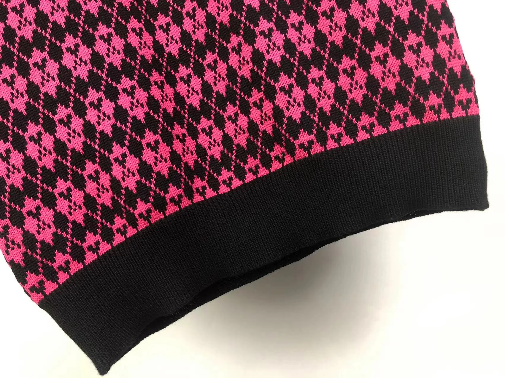 P190 🎉ami new diamond intarsia V-neck autumn and winter vest sweater, color: fluorescent green, white, rose red Size: S M L XL XXL