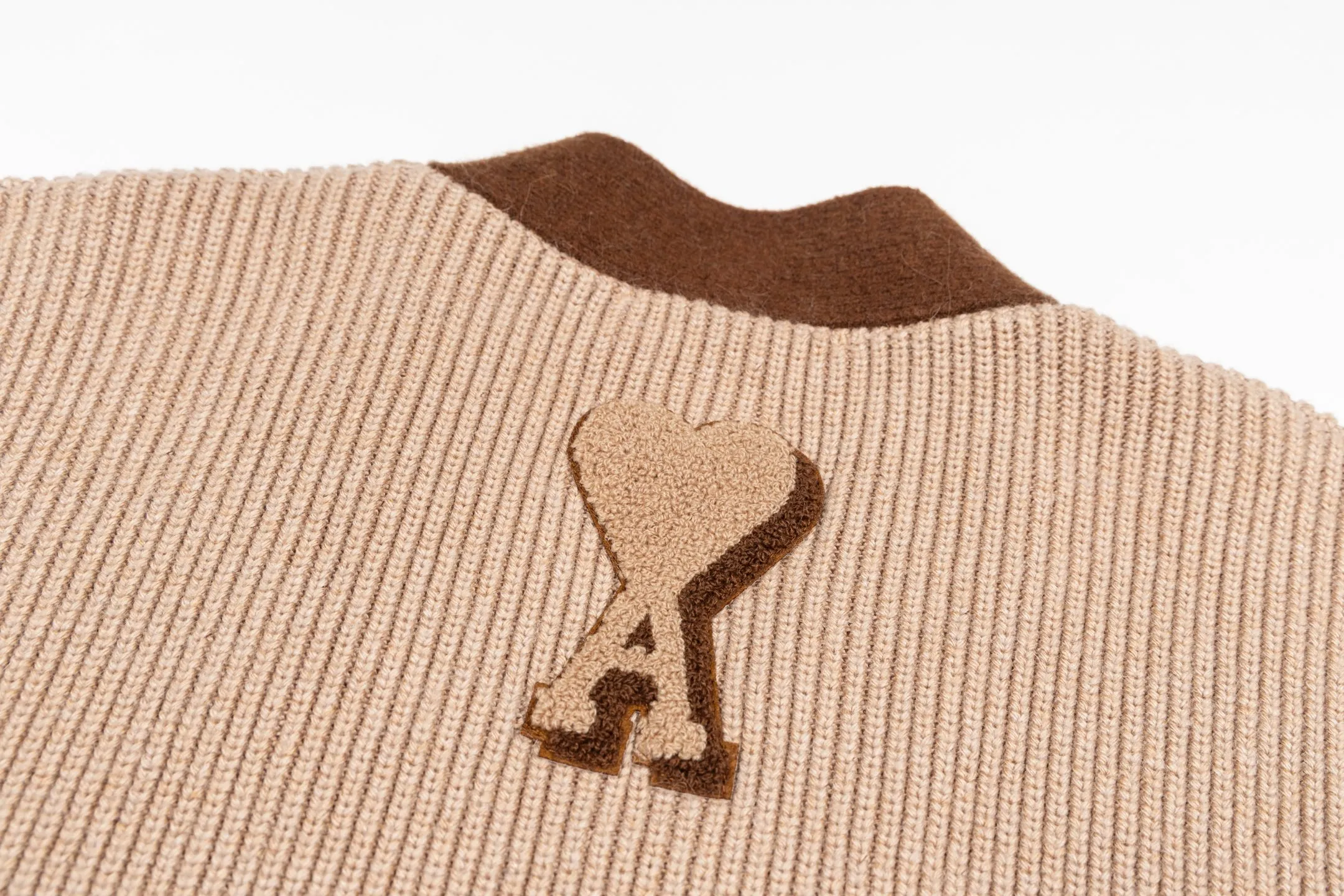 🅿️620 [Exclusive supply] Ami Love Towel Embroidered Contrast Color V-neck Knitted Cardigan (Camel) The original version was purchased for 2,966 and developed. The fabric is made of alpaca wool to maintain a stable shape. The stitching is even and firm, and the details are meticulously handled, reflecting the brand's strict control over quality. The overall design is simple and elegant, suitable for various occasions. Whether it is business or leisure, it can show an elegant and decent style. The overall wiring is straight and delicate, the fabric is comfortable and soft, and the color is consistent without color difference. It can be matched with the same style to create a fashionable look, and can be used in various occasions. Customized accessories, complete with three standards, the same style for men and women. Size:S-M-L-XL