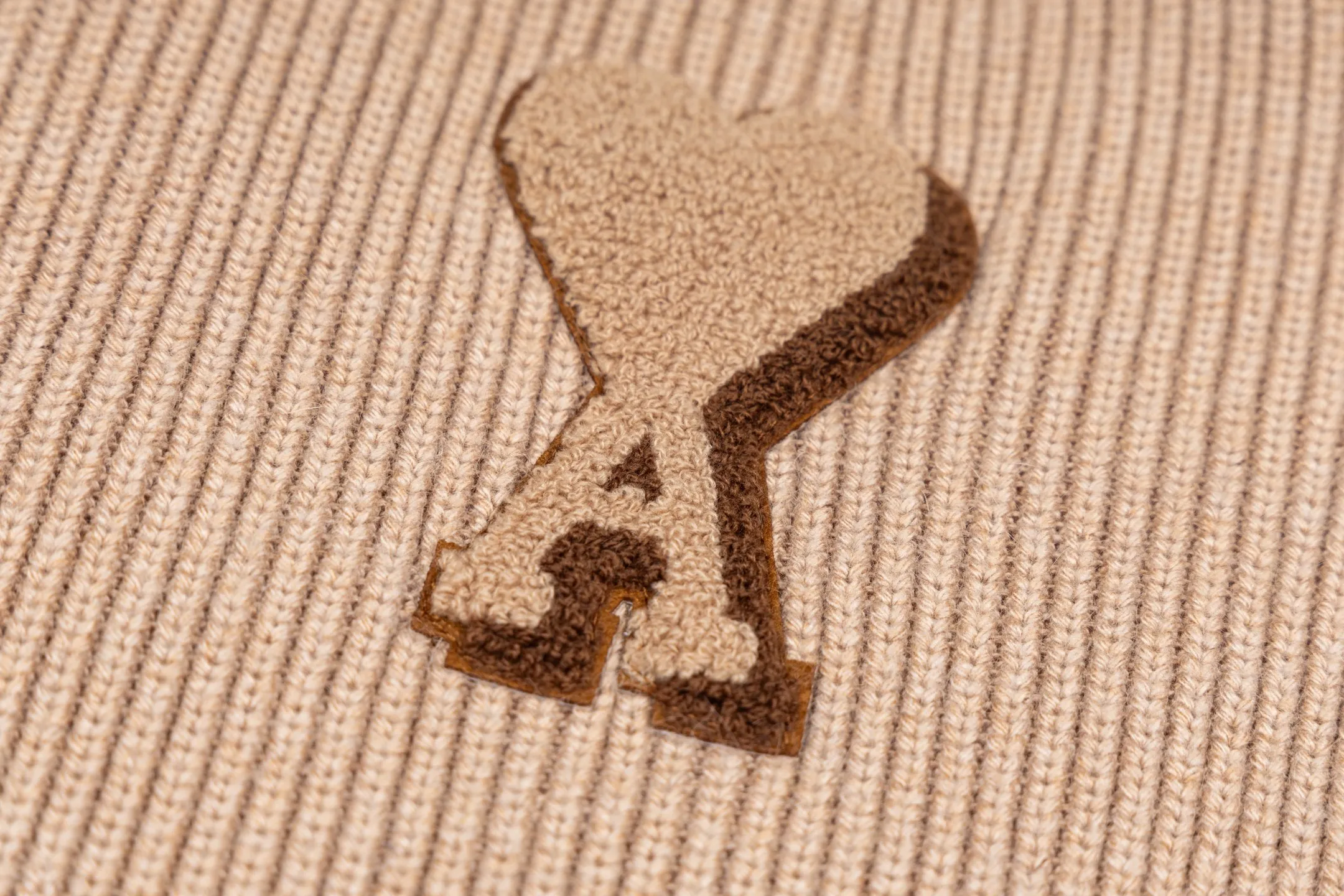 🅿️620 [Exclusive supply] Ami Love Towel Embroidered Contrast Color V-neck Knitted Cardigan (Camel) The original version was purchased for 2,966 and developed. The fabric is made of alpaca wool to maintain a stable shape. The stitching is even and firm, and the details are meticulously handled, reflecting the brand's strict control over quality. The overall design is simple and elegant, suitable for various occasions. Whether it is business or leisure, it can show an elegant and decent style. The overall wiring is straight and delicate, the fabric is comfortable and soft, and the color is consistent without color difference. It can be matched with the same style to create a fashionable look, and can be used in various occasions. Customized accessories, complete with three standards, the same style for men and women. Size:S-M-L-XL
