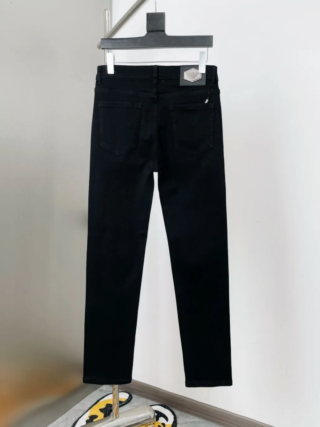 P176 Style No. Cc585 Classic and versatile AMANI jeans with rhinestones. The back pockets are molded and customized with full-print logos, which are very label-like. The high-end leather tags are soul-like, retro, fashionable and modern, perfectly flaunting the brand's identity! High-grade imported denim raw-color fabrics are supplied to customers. Pure 14oz denim fabrics from Okayama, Japan are specially selected. The heavy-duty environmentally friendly plant enzyme washing process makes the fabrics perfectly transformed and sublimated. The texture has a light retro color, which enriches the overall vision! The classic SLIM tailoring version has impeccable upper body effect. It can be matched with any top in the wardrobe. It is suitable for both business and leisure. It is suitable for various daily wear. The upper body is full of style. It is an invincible and versatile product. It is a must-have type for quality control! Color: Premium Black Size: M-XXL Size M L 140-155 Manual measurement, please forgive slight deviation!