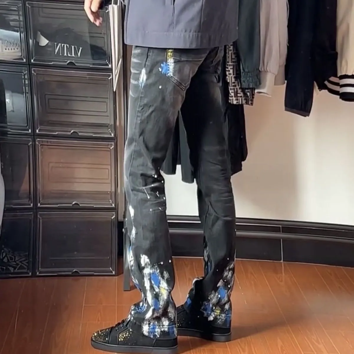 P180 Top replica AMIRI splash-ink jeans trousers AMIRI high street basic ripped tight stretch jeans trousers Amiriamiri is transliterated as Emil, which is the name of the founder. Mike Amiri, the founder of amiri, grew up in Los Angeles, USA. He was influenced by the local street culture Rock since he was a child, so he founded the amiri brand named after himself. A variety of trendy clothing meets the needs of different fashion players. Amiri clothing has novel and unique styles and is a well-known street brand in the United States. Many of its styles and styles are loved by many street photographers. Various clothing styles meet the needs of different people, show their unique temperament, and show the trend of dressing. amiri's jeans are relatively famous. Not only do they have many styles, but the quality of the jeans is also very good. Many celebrities have also worn amiri brand jeans.  The jeans of the amiri brand break through the production process and cutting of the original jeans. The fabrics are relatively soft and comfortable, and are not as hard as some jeans, which can irritate the skin and cause the skin to bleed when worn. Los Angeles trendy brand Amiri's jeans are made with great detail from tailoring to texture, adding wrinkles, bullet holes, damage and other details to add to the trendiness of the jeans. You can choose the style that suits you according to your own needs. Only when you wear a suitable style can you have a certain sense of fashion.  In recent years, high street has become a word that appears more and more frequently in men's clothing. High street style has also become an important direction for everyone's matching. High street related items are basically inseparable from oversize or off-shoulder tops. The lower body is matched with trackpants or tight-fitting denim. In my opinion, the most representative one is perhaps annihilation. Color; picture color Size: m l xl xxl