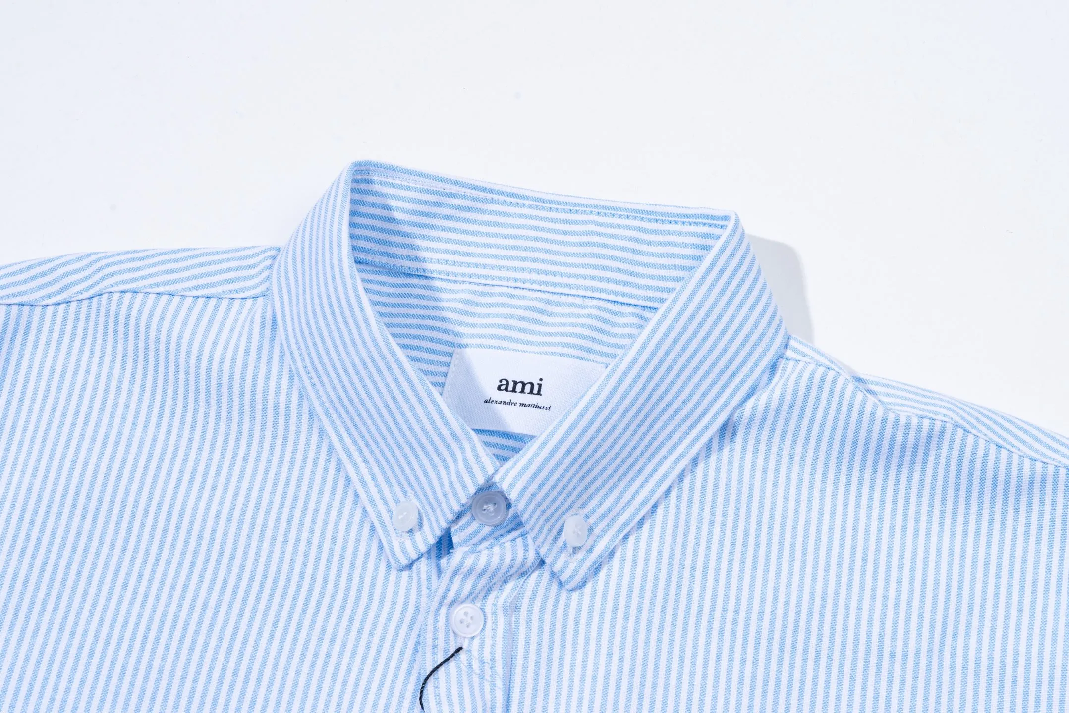 2230# AMI Paris 2025 early autumn new product ADC box type, chest pocket, classic invisible three-dimensional convex ironing small heart, casual cotton striped long-sleeved Oxford shirt, customized 180g pure cotton fabric, short loose version, same style for men and women. Color: gray and white, blue and white, code number: S-XL