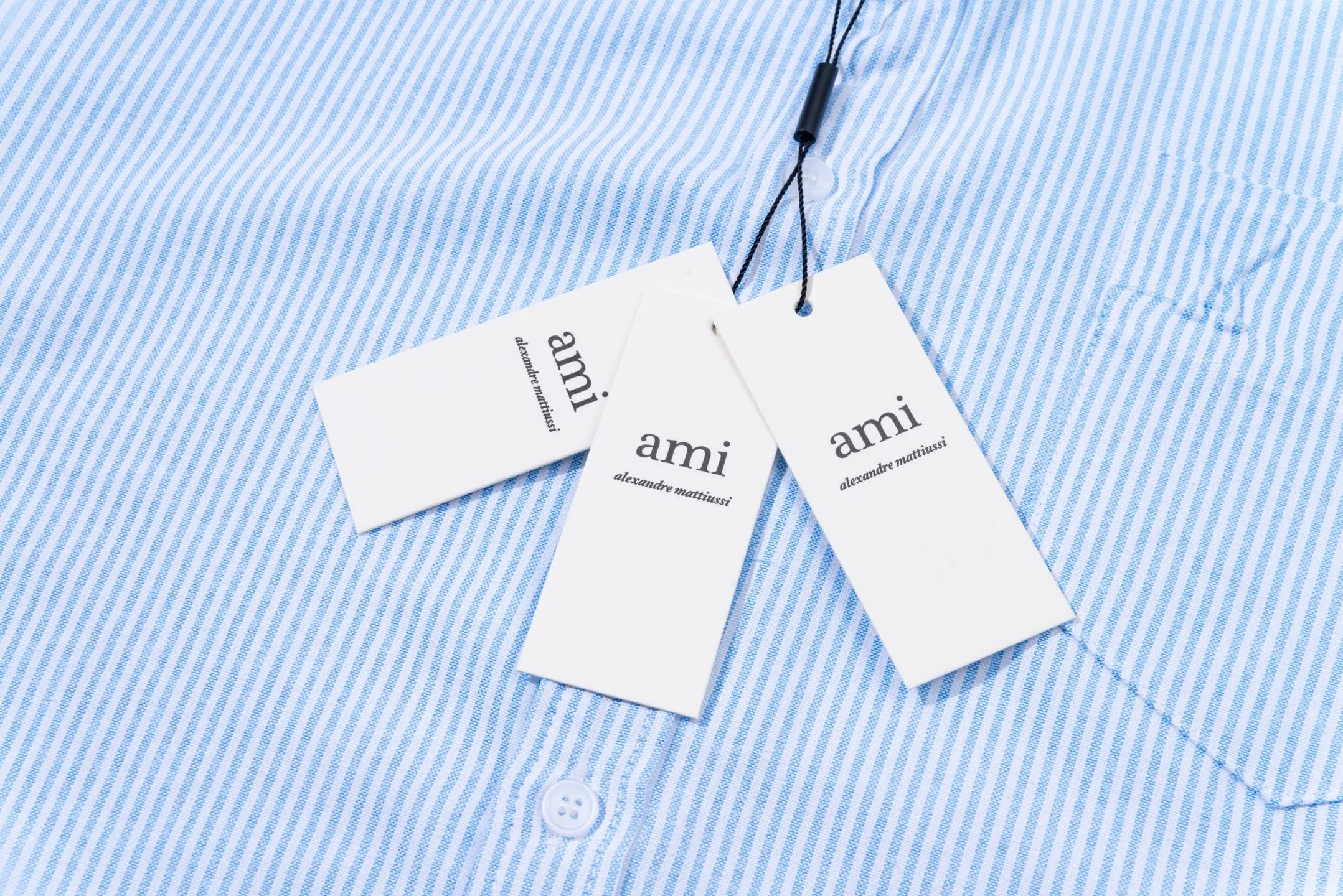 2230# AMI Paris 2025 early autumn new product ADC box type, chest pocket, classic invisible three-dimensional convex ironing small heart, casual cotton striped long-sleeved Oxford shirt, customized 180g pure cotton fabric, short loose version, same style for men and women. Color: gray and white, blue and white, code number: S-XL