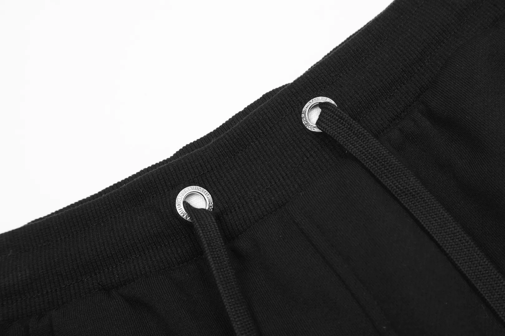 AMI/Amy Macaron Embroidered Heart Classic Shorts Put aside all the messy words and let’s go directly to the product parameters: ✅380g customized rough-feel fabric ✅Correct workmanship Every detail is 100% restored to the official website ✅Threads are made of 500g high-gram heavyweight pure cotton threads Custom-woven and dyed in the same color in the same vat No color difference with the fabric Machine washable and not easy to deform ✅No comparison and no damage Differentiating the market currency Correct workmanship details High-quality pure cotton fabric ✅The webbing is made of custom-dyed high-density and high-thickness webbing. Comparing with the official website. ✅The only correct embroidery of the same material on the market. Differentiating the fakes on the market at a glance. ✅The version follows the official website. It is loose and slim and can wear 210 pounds. There is no pressure for global shopping. Size: S-XL. Color (6 colors): Black, White, Gray, Navy Khaki, Rose Pink.