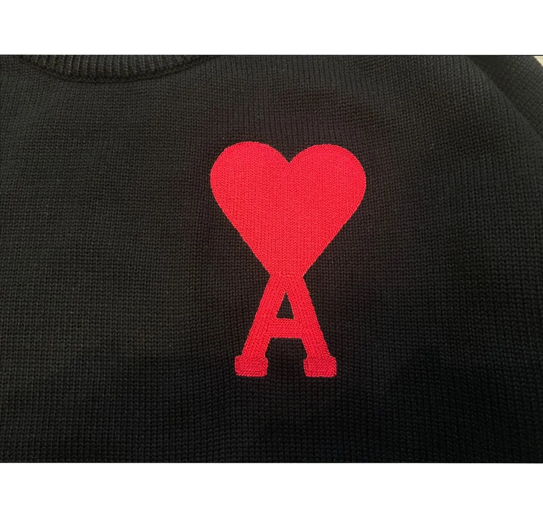 🅿️230 AMI sweater embroidery model ① Differentiated from the core-spun wool replica version on the market ② 100% pure cotton wool ③ Customized weaving weight up to 800 grams ④ Three-label QR code official website sticker ⑤ Official website size: S-L ⑥ Color: black