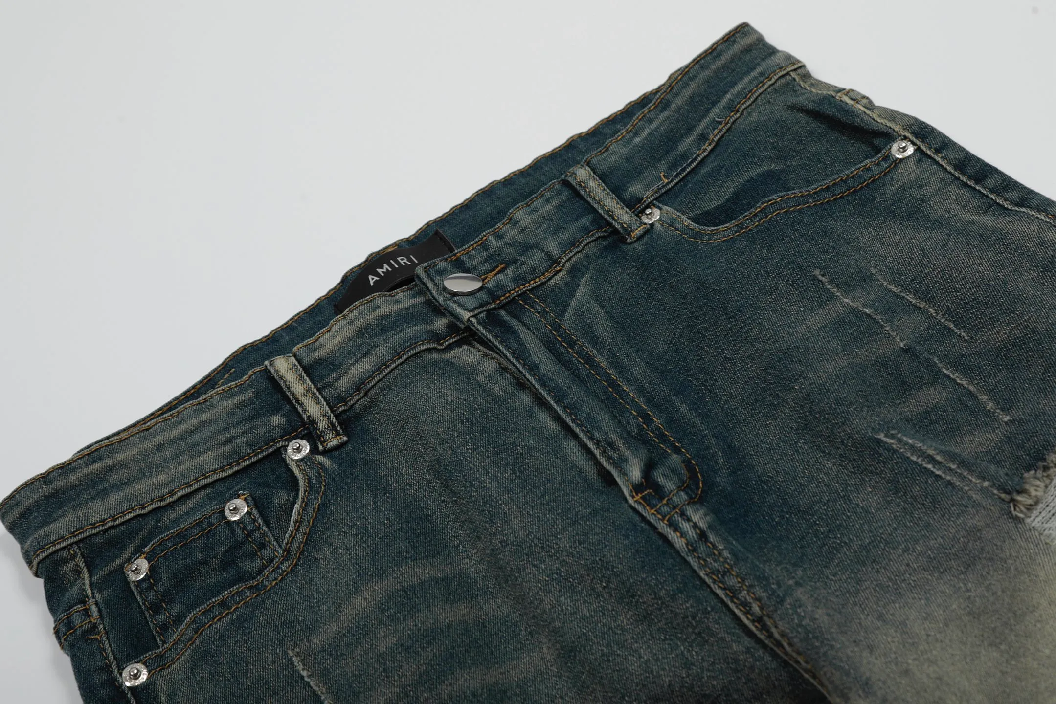 #M49 P168💰 Amiri classic embroidered patched leather distressed lettered jeans. Slim fit jeans. Produced by a major washed factory. Full of high-end feel. Partial destruction of the knees and patchwork design. Already used as a facade design. Leather waist nameplate. The focus of this style is not on the washing, but on the destroyed shape and version. The secret lies in the craftsmanship of the master. The cost of post-processing, grinding, cutting, etc. is far beyond the cost of assembly line products. Color: Picture color Size: 30-32-34-36