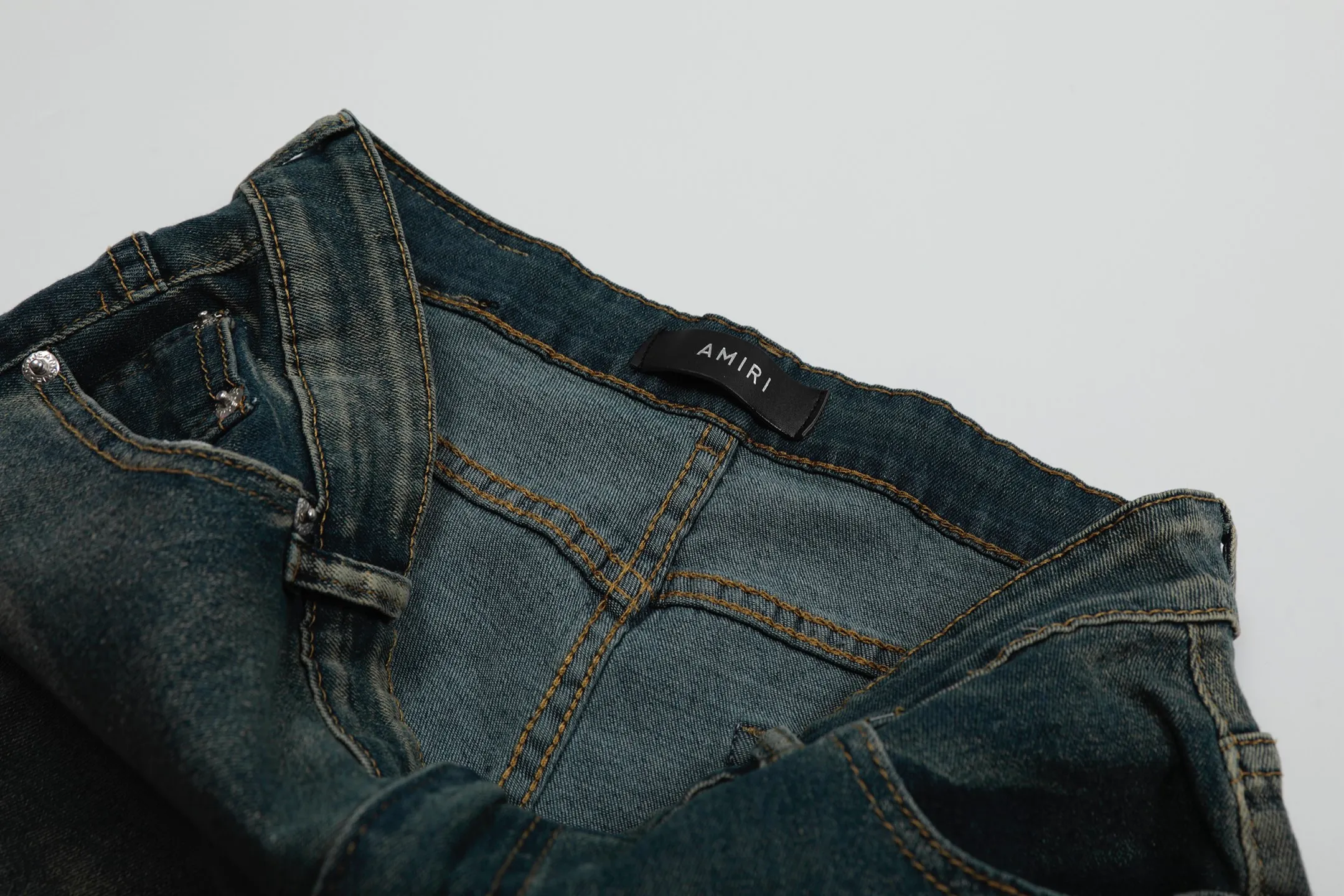 #M49 P168💰 Amiri classic embroidered patched leather distressed lettered jeans. Slim fit jeans. Produced by a major washed factory. Full of high-end feel. Partial destruction of the knees and patchwork design. Already used as a facade design. Leather waist nameplate. The focus of this style is not on the washing, but on the destroyed shape and version. The secret lies in the craftsmanship of the master. The cost of post-processing, grinding, cutting, etc. is far beyond the cost of assembly line products. Color: Picture color Size: 30-32-34-36