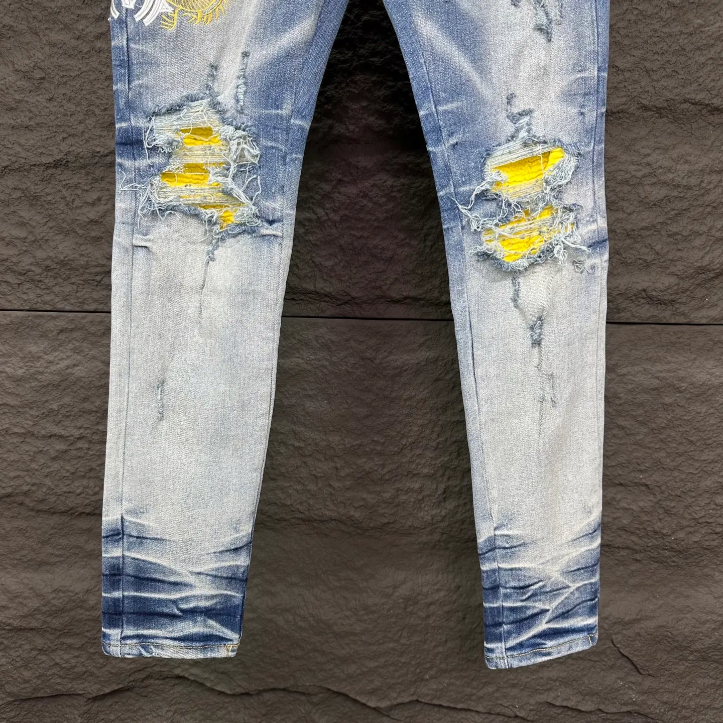 P250 AMIRI 2025 New Heavy Industry Embroidered Letters Yellow Patch Couple Style Washed Stretch Jeans 🔥High Version🔥High Version🔥 Top Ceiling Quality Styles with different washed textures are very friendly to people with thin legs and thick legs. The straight and slim version is very flattering to the leg shape. Moderate length that never goes out of style, easy and casual to match, basic styling for various styles, a must-have in the wardrobe! The fabric is stiff but also makes the upper body soft without losing texture. The washing process is even more perfect. It is a must-have item for everyone! ! ! Washed wheat, hang tag, pants label, complete with three labels Color: light blue Size: 28, 30, 32, 34, 36 (five sizes)