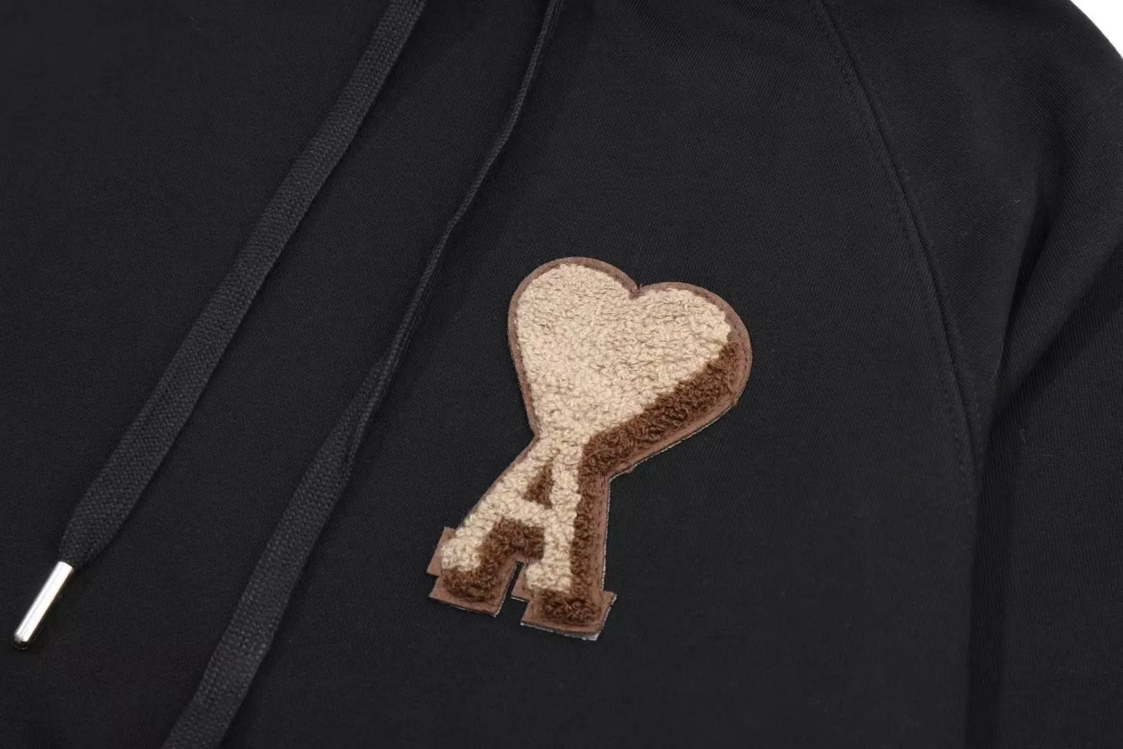 680# AMI PARIS 2025 [New products for autumn and winter] Towel embroidered with big love heart Towel embroidered raglan Hooded pullover sweatshirt Customized 360g pure cotton fabric YP replica New main wheat Washable wheat QR code can be scanned Same style for men and women Color: black Size: S-XL