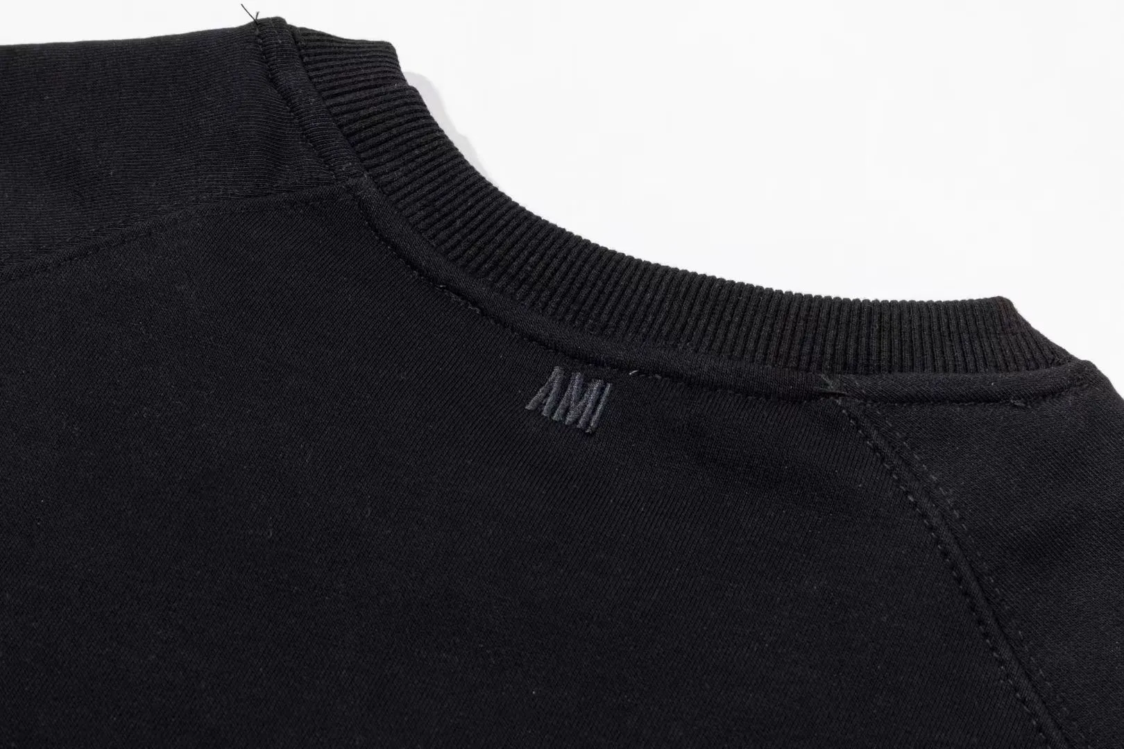 680# AMI PARIS 2025 [New products for autumn and winter] Towel embroidered with big love heart Towel embroidered raglan Hooded pullover sweatshirt Customized 360g pure cotton fabric YP replica New main wheat Washable wheat QR code can be scanned Same style for men and women Color: black Size: S-XL