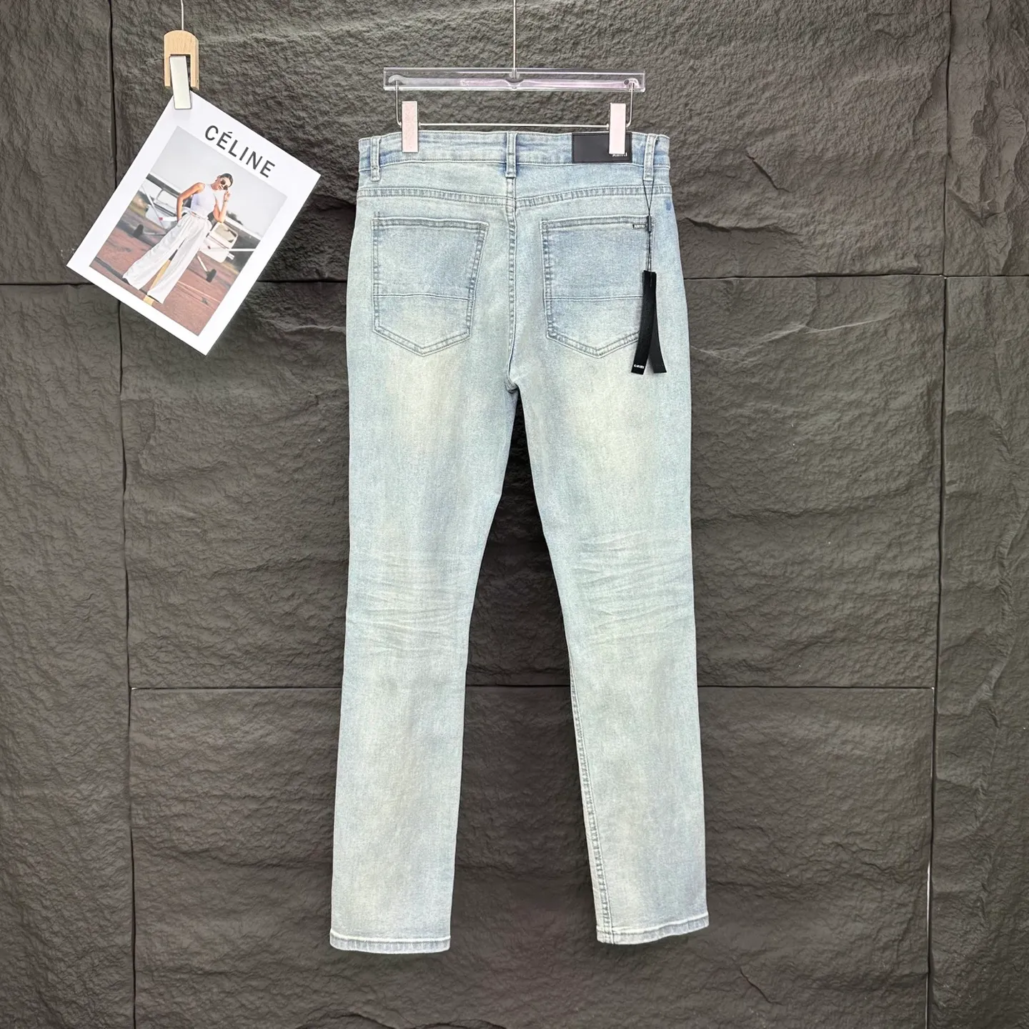 P220 Amiri 2025 new ripped black leather patch couples style washed stretch jeans 🔥High version🔥High version🔥Top ceiling quality Styles with different washed textures are very friendly to people with thin legs and thick legs. The straight version is very flattering to the leg shape. Moderate length that never goes out of style, easy to match with casually, basic styling for various styles, a must-have in the wardrobe! The fabric is stiff but also makes the upper body soft without losing texture. The washing process is even more perfect. It is a must-have item for everyone! ! ! Washed wheat, hang tag, pants label, three complete labels Color: light blue Size: 28, 30, 32, 34 (four sizes)