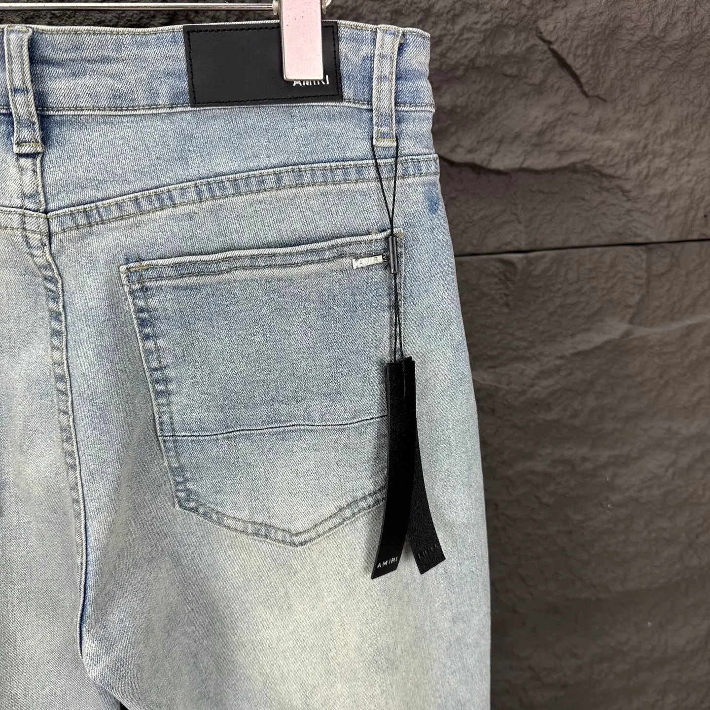 P220 Amiri 2025 new ripped black leather patch couples style washed stretch jeans 🔥High version🔥High version🔥Top ceiling quality Styles with different washed textures are very friendly to people with thin legs and thick legs. The straight version is very flattering to the leg shape. Moderate length that never goes out of style, easy to match with casually, basic styling for various styles, a must-have in the wardrobe! The fabric is stiff but also makes the upper body soft without losing texture. The washing process is even more perfect. It is a must-have item for everyone! ! ! Washed wheat, hang tag, pants label, three complete labels Color: light blue Size: 28, 30, 32, 34 (four sizes)