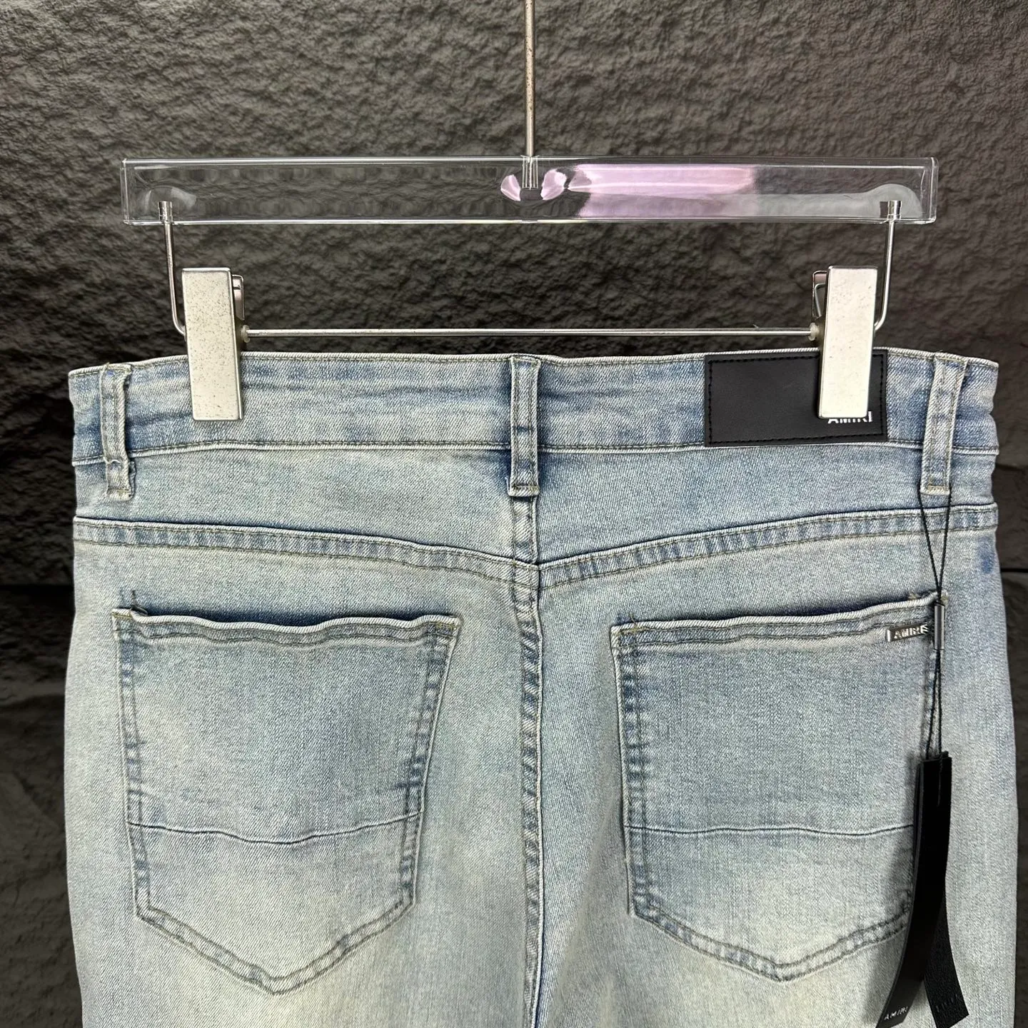 P220 Amiri 2025 new ripped black leather patch couples style washed stretch jeans 🔥High version🔥High version🔥Top ceiling quality Styles with different washed textures are very friendly to people with thin legs and thick legs. The straight version is very flattering to the leg shape. Moderate length that never goes out of style, easy to match with casually, basic styling for various styles, a must-have in the wardrobe! The fabric is stiff but also makes the upper body soft without losing texture. The washing process is even more perfect. It is a must-have item for everyone! ! ! Washed wheat, hang tag, pants label, three complete labels Color: light blue Size: 28, 30, 32, 34 (four sizes)