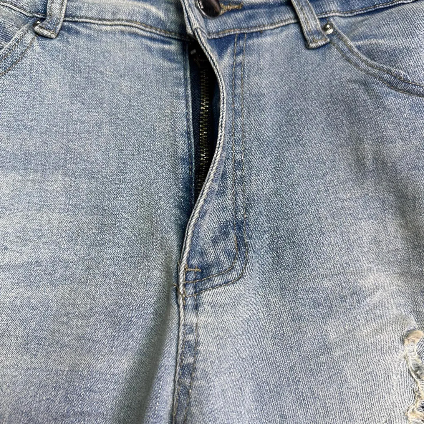 P220 Amiri 2025 new ripped black leather patch couples style washed stretch jeans 🔥High version🔥High version🔥Top ceiling quality Styles with different washed textures are very friendly to people with thin legs and thick legs. The straight version is very flattering to the leg shape. Moderate length that never goes out of style, easy to match with casually, basic styling for various styles, a must-have in the wardrobe! The fabric is stiff but also makes the upper body soft without losing texture. The washing process is even more perfect. It is a must-have item for everyone! ! ! Washed wheat, hang tag, pants label, three complete labels Color: light blue Size: 28, 30, 32, 34 (four sizes)