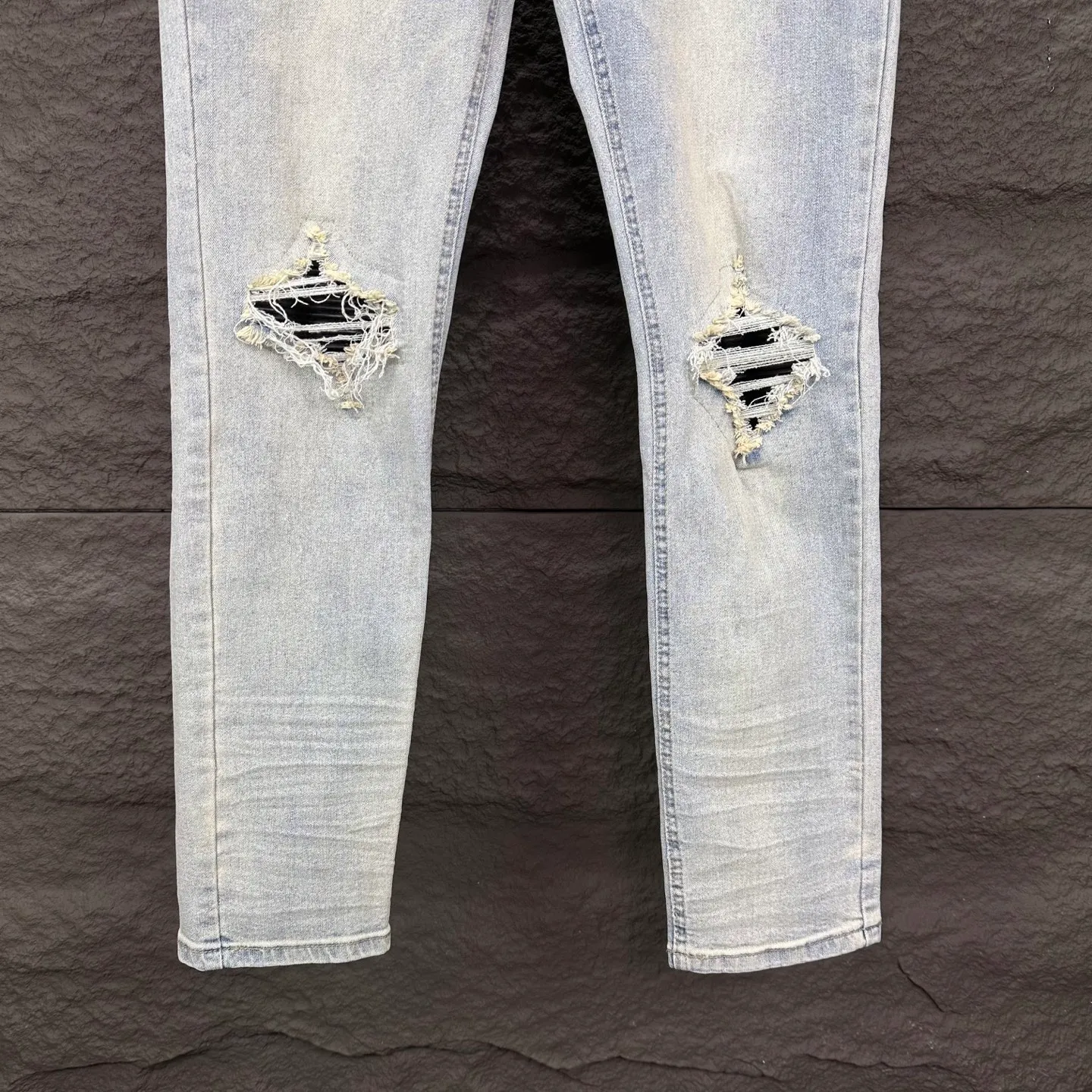 P220 Amiri 2025 new ripped black leather patch couples style washed stretch jeans 🔥High version🔥High version🔥Top ceiling quality Styles with different washed textures are very friendly to people with thin legs and thick legs. The straight version is very flattering to the leg shape. Moderate length that never goes out of style, easy to match with casually, basic styling for various styles, a must-have in the wardrobe! The fabric is stiff but also makes the upper body soft without losing texture. The washing process is even more perfect. It is a must-have item for everyone! ! ! Washed wheat, hang tag, pants label, three complete labels Color: light blue Size: 28, 30, 32, 34 (four sizes)