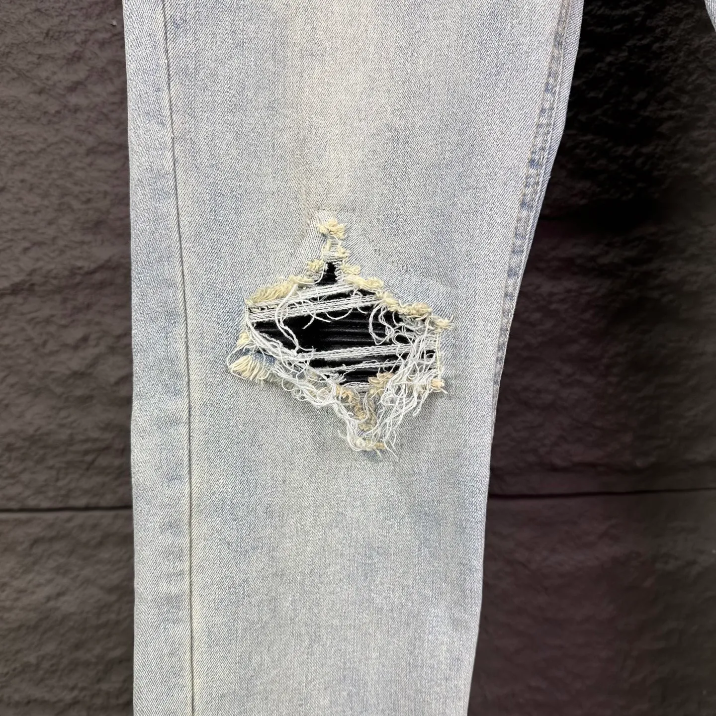 P220 Amiri 2025 new ripped black leather patch couples style washed stretch jeans 🔥High version🔥High version🔥Top ceiling quality Styles with different washed textures are very friendly to people with thin legs and thick legs. The straight version is very flattering to the leg shape. Moderate length that never goes out of style, easy to match with casually, basic styling for various styles, a must-have in the wardrobe! The fabric is stiff but also makes the upper body soft without losing texture. The washing process is even more perfect. It is a must-have item for everyone! ! ! Washed wheat, hang tag, pants label, three complete labels Color: light blue Size: 28, 30, 32, 34 (four sizes)