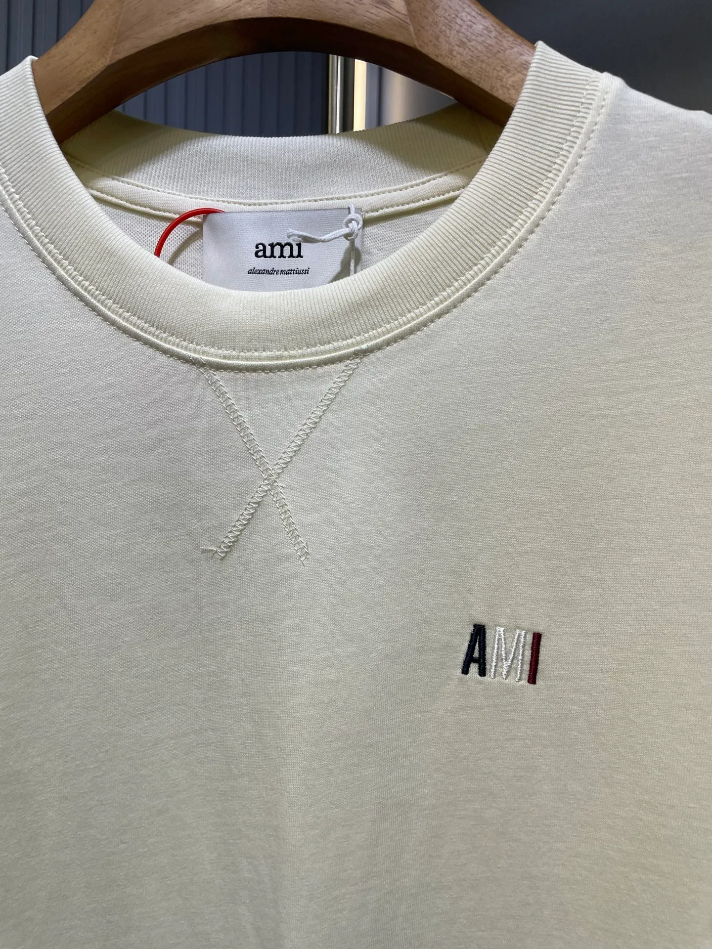 🅿️260 Ami Paris🌟【Top original order】Capsule embroidered short sleeves. Customized luxury high-precision cotton essence. Soft and delicate, comfortable and close to the skin. Indulge in the depth of black. Blue, white and red AMI capsule embroidery on the chest. The collision of blue, white and red colors is like a smart artistic symbol. It complements the rear ❤️A to add brand recognition. It uses a minimalist shape to contain the soul of fashion. Process 1: Adopt imported machine embroidery process, use advanced computer control system and precision mechanical components to realize Ami capsule three-color embroidery and ❤️A embroidery operations with high precision and smooth and delicate lines. Process 2: The fabrics are washed and have a better hand feel. Not easy to deform, not easy to shrink, not easy to fade, and maintain long-term beauty. Accessories: Customized 1:1 Ami trademark. Version: Loose version. Size: S M L XL