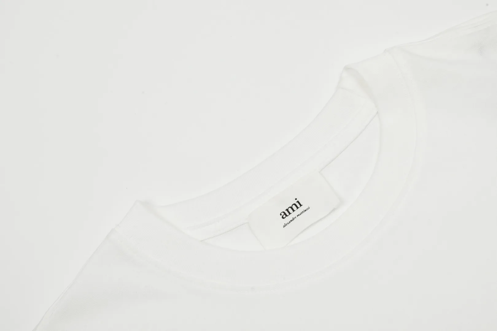 Ami Amy 2024ss spring new style classic metal stamp short sleeves ✅Correct version of customized metal. There is no small embroidery mark on the reverse side of this style. ✅The maximum size can be worn up to 230 pounds. No pressure to export to Europe and the United States. Sizes S-XL. Color: black, white, apricot, navy blue, burgundy, pink, sky blue, mint green.