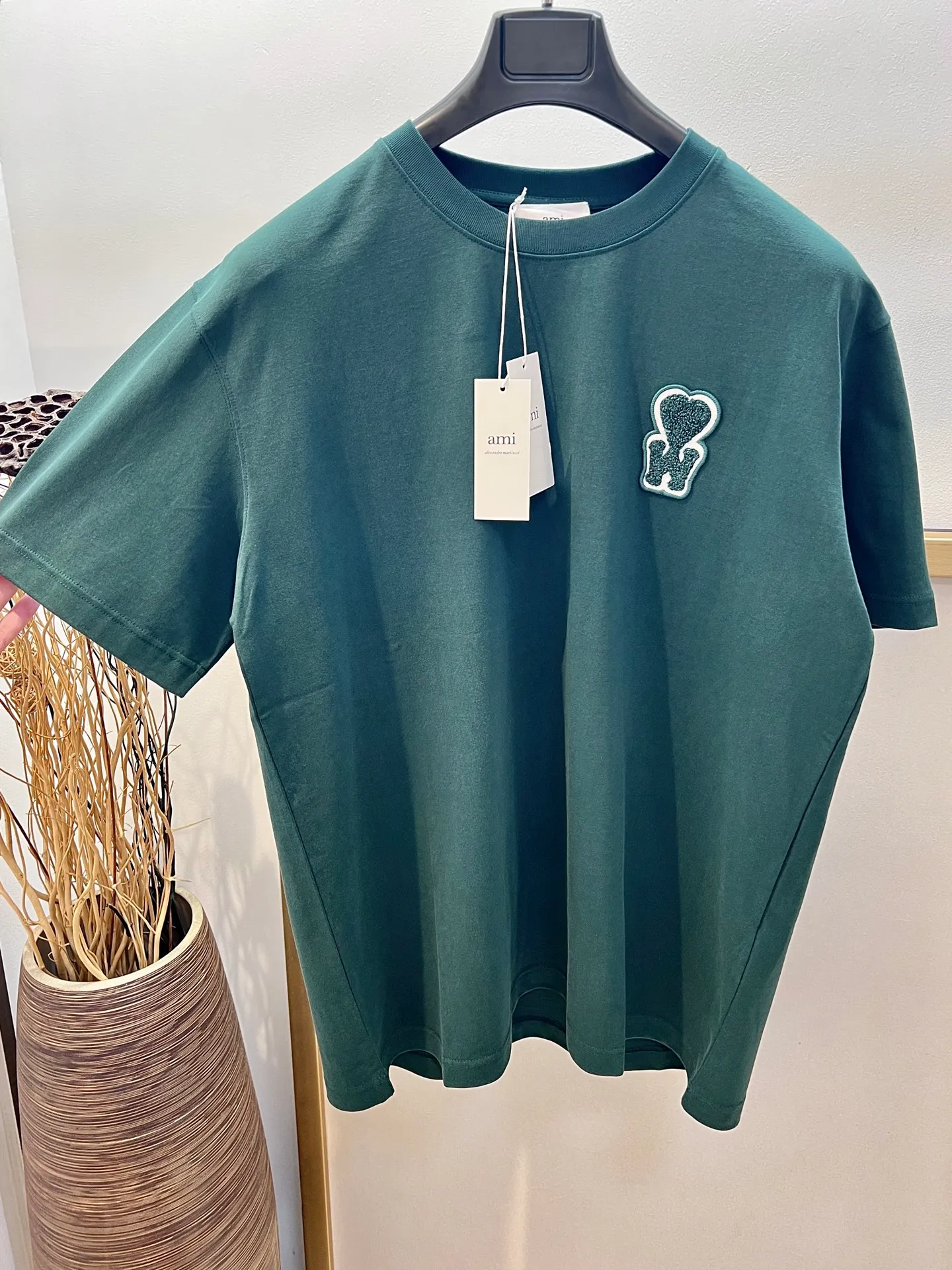 🅿️220 🌈Size: s/m/l/xl Green/khaki Couple style ASI197353825071 AMI/Amy Choi Woo-sik joint limited edition 2025FW Must-have for men Love series early spring limited edition is really not too good embroidery/back AMI embroidery heavy cotton half-sleeve T-shirt Washing method: Wrap the reverse side in a laundry bag and fast machine wash in cold water! ! Do not soak/wash in warm water!