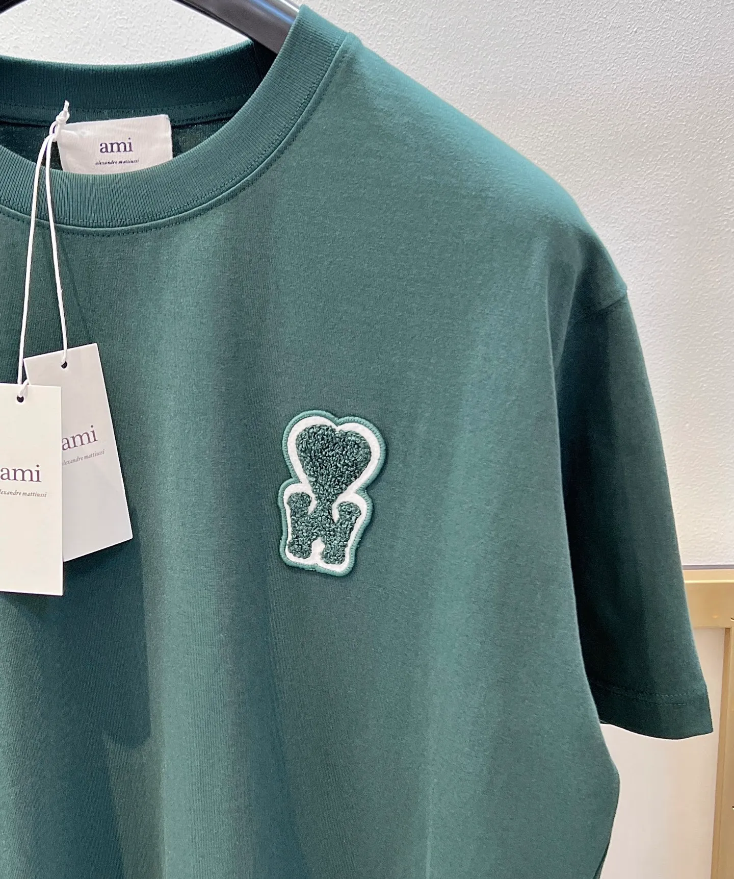 🅿️220 🌈Size: s/m/l/xl Green/khaki Couple style ASI197353825071 AMI/Amy Choi Woo-sik joint limited edition 2025FW Must-have for men Love series early spring limited edition is really not too good embroidery/back AMI embroidery heavy cotton half-sleeve T-shirt Washing method: Wrap the reverse side in a laundry bag and fast machine wash in cold water! ! Do not soak/wash in warm water!