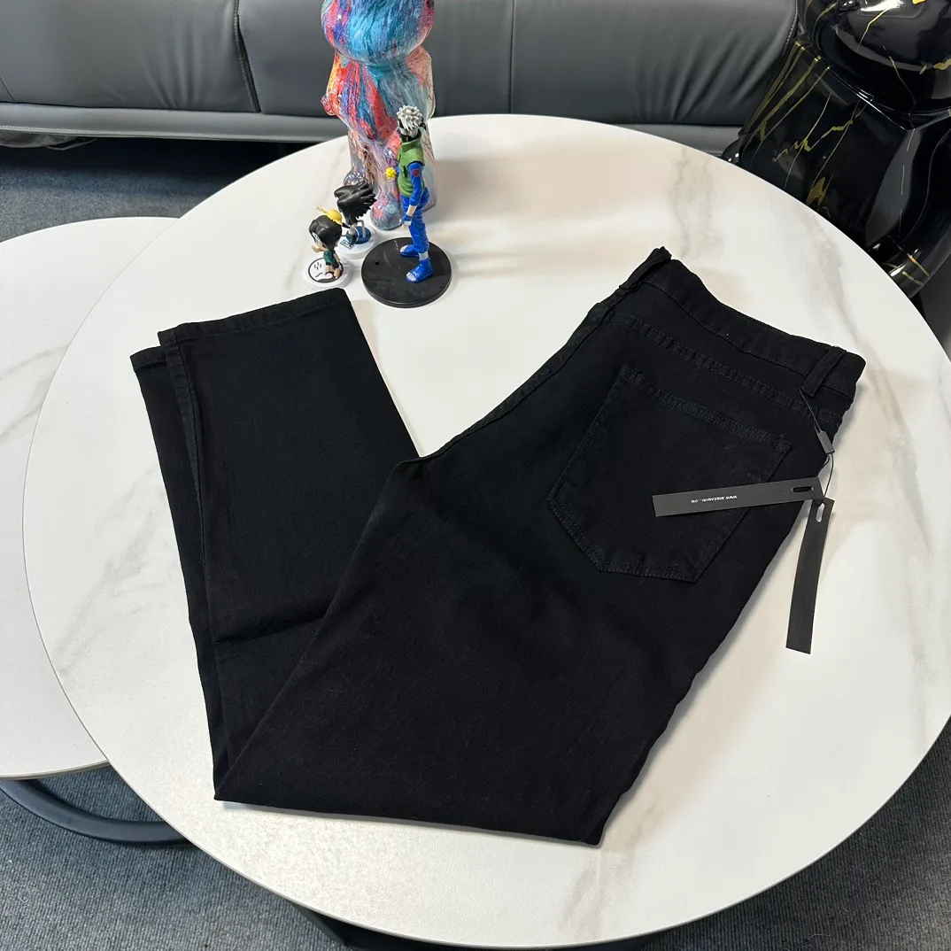 P210 AMIRI MX1 Hot Diamond High Street Jeans Slim Fit Stretch Washed Knife Cut Hole Trousers FOG High Street Men's Fashion AMIRI Black Piece Leather Hot Diamond Jeans Washed by a Ningbo Factory Front and Back The trouser legs are whiskered and faded. Full of high-end sense. Partial destruction of the knees and leather design have been used as facade design. Leather waist nameplate. Customized crotch placket hardware with engraved molding. The focus of this style is not on washing, but on the shape and pattern of damage. The secret lies in the craftsmanship of the master. The cost of post-production grinding, machining, knife cutting, etc. These hand-made products are far beyond comparison with assembly line products. Color: Black Size: 28 30 32 34 (s-XL) Detailed sizes can be found in Figure 9