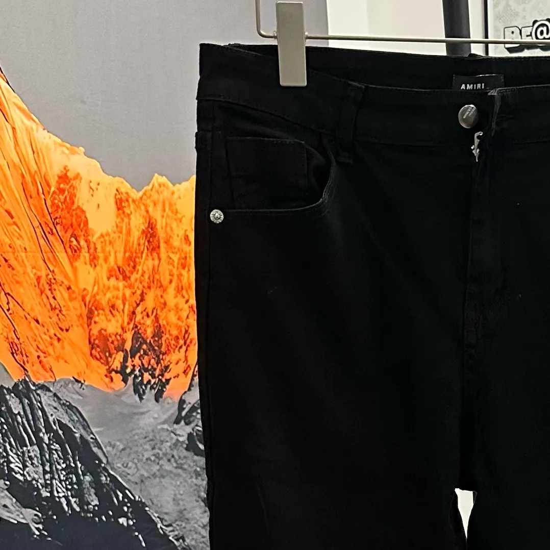 P210 AMIRI MX1 Hot Diamond High Street Jeans Slim Fit Stretch Washed Knife Cut Hole Trousers FOG High Street Men's Fashion AMIRI Black Piece Leather Hot Diamond Jeans Washed by a Ningbo Factory Front and Back The trouser legs are whiskered and faded. Full of high-end sense. Partial destruction of the knees and leather design have been used as facade design. Leather waist nameplate. Customized crotch placket hardware with engraved molding. The focus of this style is not on washing, but on the shape and pattern of damage. The secret lies in the craftsmanship of the master. The cost of post-production grinding, machining, knife cutting, etc. These hand-made products are far beyond comparison with assembly line products. Color: Black Size: 28 30 32 34 (s-XL) Detailed sizes can be found in Figure 9