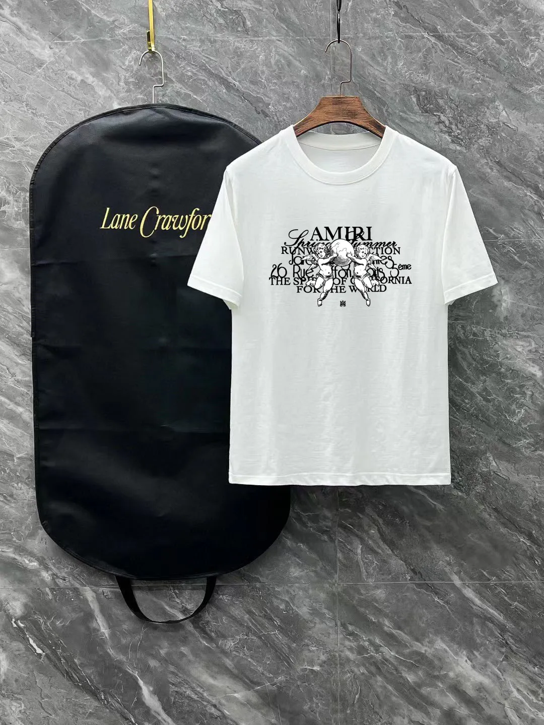 P140 AMIRI# 2025 spring and summer new style debut counter, the latest short-sleeved round neck T-shirt, high-end custom design, avant-garde and fashionable! The brand logo is designed with heavy craftsmanship. High-end customized 250g Xinjiang long-staple cotton fabric. Soft to the touch. Comfortable to wear. Exquisite stitching at the counter level. Fine workmanship. The upper body effect is incomparably handsome! A must-have item for a stylish man! Color: black. White! Size: S M L