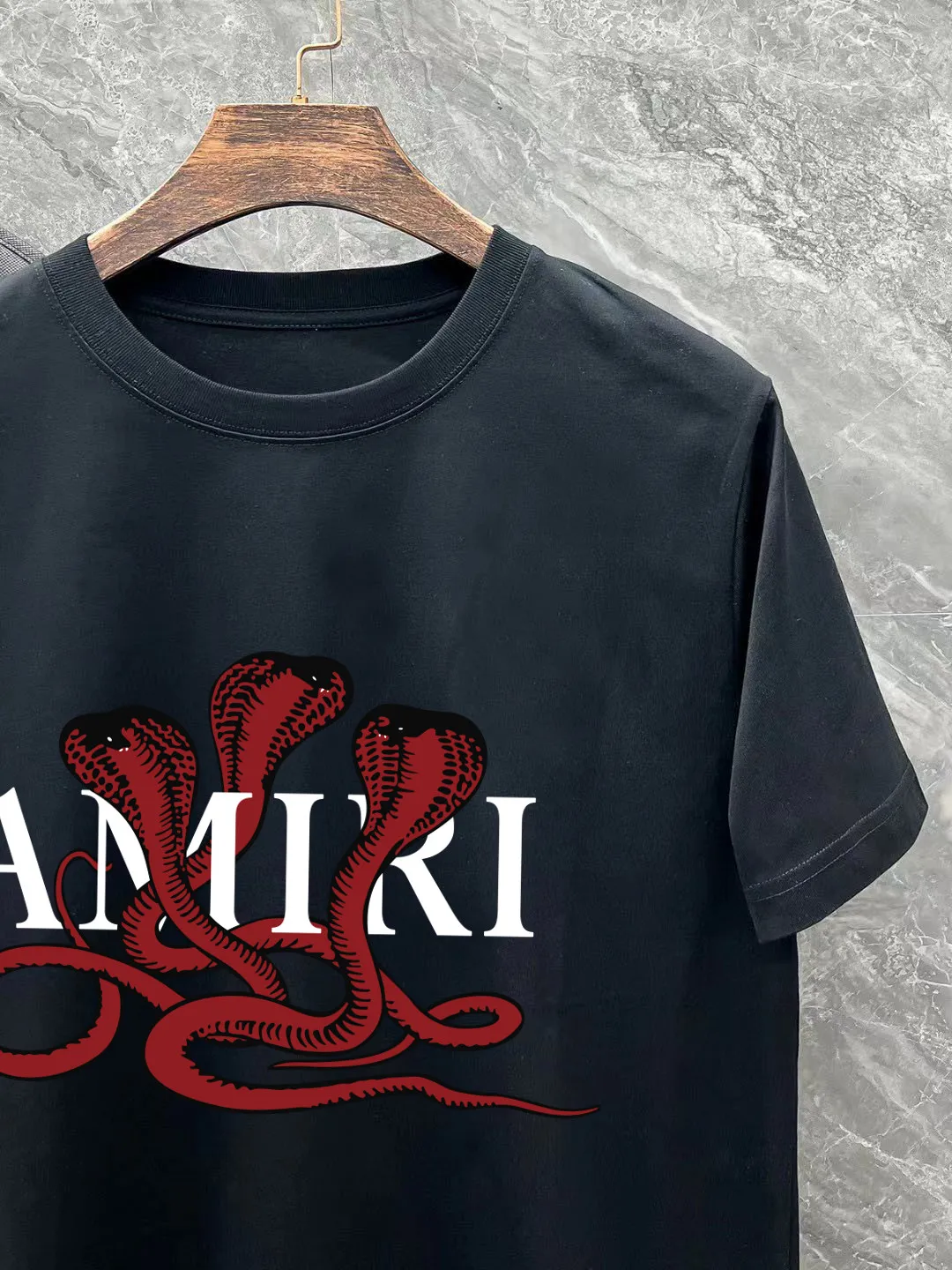 P140 AMIRI# 2025 spring and summer new style debut counter, the latest short-sleeved round neck T-shirt, high-end custom design, avant-garde and fashionable! The brand logo is designed with heavy craftsmanship. High-end customized 260g fabric. Soft to the touch. Comfortable to wear. Exquisite stitching at the counter level. Fine workmanship. The upper body effect is incomparably handsome! A must-have item for a stylish man! Color: black. White! Size: S-2XL