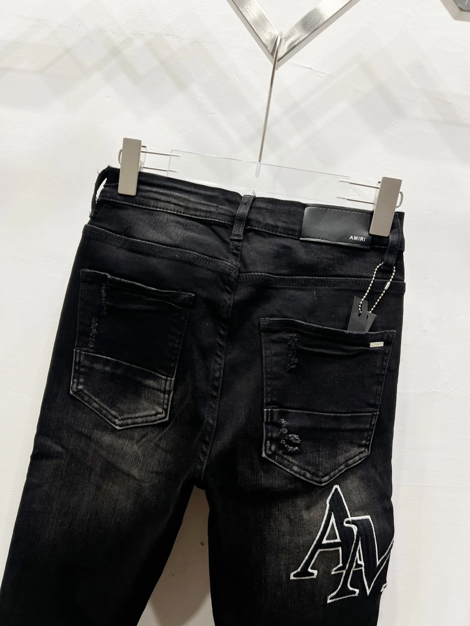 P230 Style number: (c051) AMIRI & AMIRI new jeans with embroidered logo, washed holes pattern, denim leg hems, stretch denim trousers, same style for men and women. Accessories: Complete accessories, all in original packaging, two hang tags to distinguish the low-end version. The hardware is all standard to the original original with logo aluminum alloy buckle, and every detail is consistent with any version on the market. Fabric: Authentic pattern making, standard to authentic, custom-made imported fabrics using unique washing and dyeing methods, and individually hand-finished. - Hand-painted ripped micro-elastic jeans Color: black Size: 28 30 32 34 36