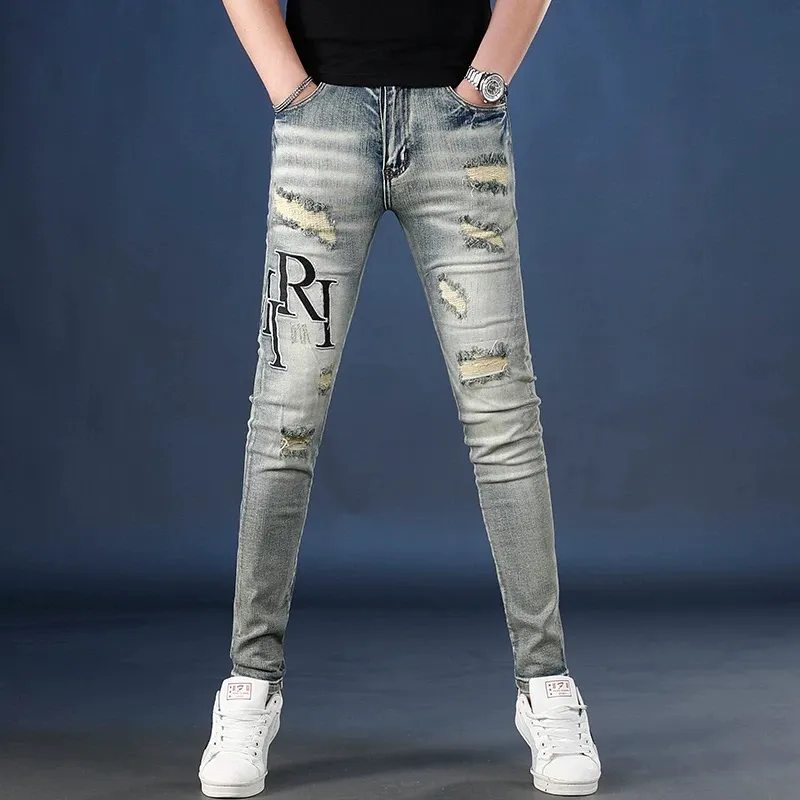 #N12 P246💰 (Extreme version) AMIRI explosive high street jeans slim fit stretch washed knife cut trousers for men AMIRI amiri is transliterated as Emil, which is the name of the founder. Mike Amiri, the founder of amiri, grew up in Los Angeles, USA. He was influenced by local street culture and Punk Rock since childhood, so he founded the amiri brand named after himself. A variety of trendy brand clothing meets the needs of different trendy players. Amiri clothing has novel and unique styles and is a well-known street brand in the United States. The styles and styles of many clothes are loved by many street photographers. The various clothing styles meet the dressing needs of different people, show their unique temperament, and show the trend of dressing. amiri's jeans are relatively famous. Not only do they have many styles, but the quality of the jeans is also very good. Many celebrities have also worn amiri brand jeans. Color: Picture color Size: 28, 30, 32, 34, 36 28 30 32 34 36 Waist 71 76 81 86 91 Qianlang 26.5 27.5 28.5 29.5 30.5 Hou Lang 37 38 39 40 41 Foot 14 14.8 15.6 16.4 17.2 Foreign Minister 100 102 104 106 107