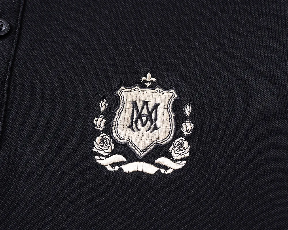 P150 Mili's 2026 spring and summer official website's new lapel T-shirt is made of mercerized pearl fabric and embroidered on the chest. It is handsome, the fabric is comfortable, the workmanship is rigorous, and the threads are neatly routed. Good upper body effect·Size M-3XL black