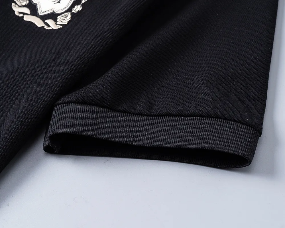 P150 Mili's 2026 spring and summer official website's new lapel T-shirt is made of mercerized pearl fabric and embroidered on the chest. It is handsome, the fabric is comfortable, the workmanship is rigorous, and the threads are neatly routed. Good upper body effect·Size M-3XL black