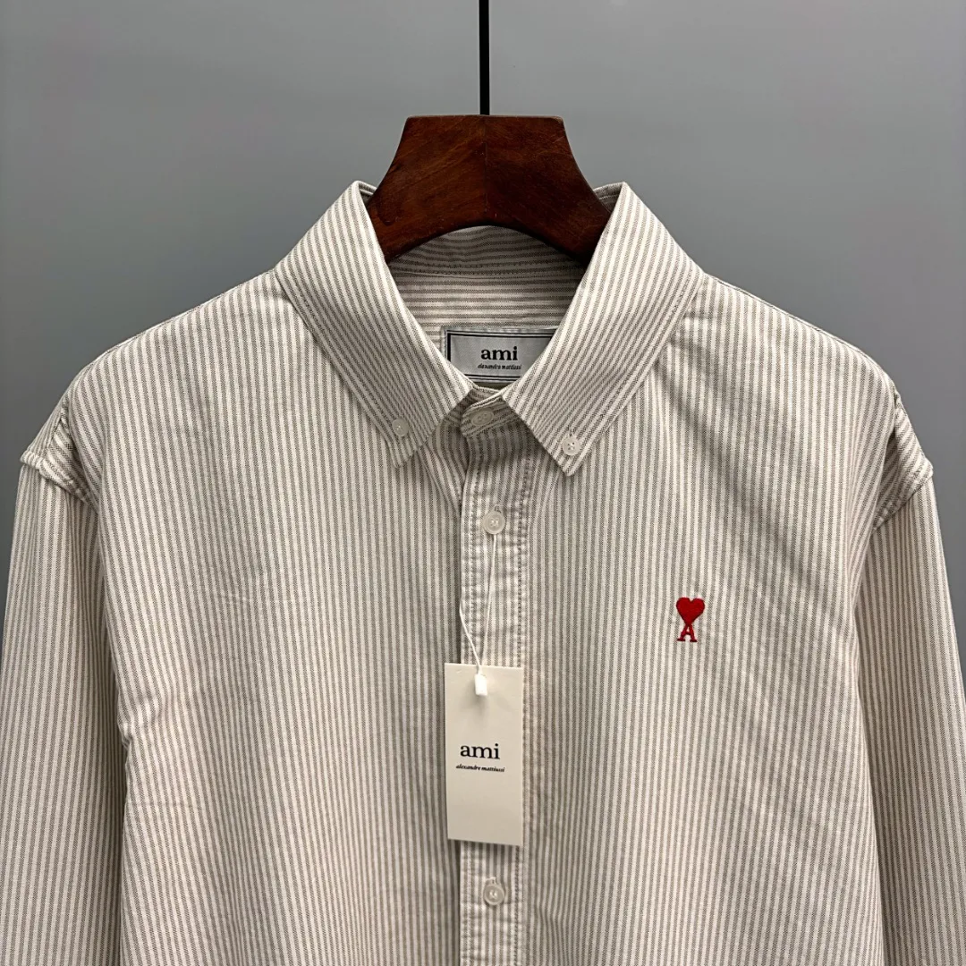 🅿️240 Ralph Lauren/Ralph Lauren imitation striped embroidered shirt. It is made of 100% cotton Oxford fabric. The 100% cotton material makes it very breathable. It is comfortable to wear and not easy to sweat. It has a loose fit and a three-dimensional upper body. The lines are smooth and natural. From the shoulder line to the waistline to the hem, the line transition is smooth. There are no unnecessary folds or accumulation. The whole body is neat and stretched. The chest is embellished with the iconic love embroidery. It is simple but highly recognizable. The embroidery thread has a natural color transition and the stitches are even and uniform in size. The stitches can also connect naturally and the lines are smooth and not stiff. Size: S M L XL