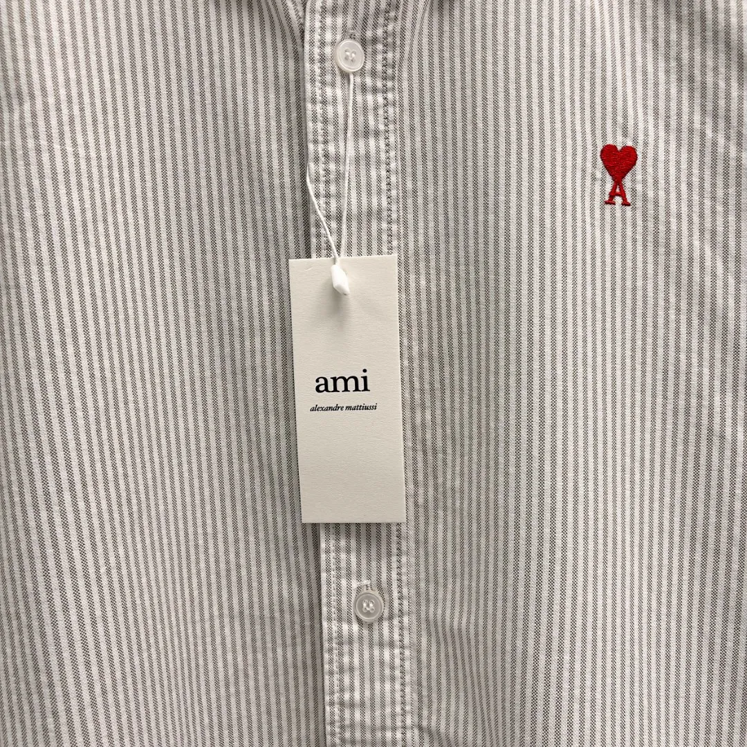 🅿️240 Ralph Lauren/Ralph Lauren imitation striped embroidered shirt. It is made of 100% cotton Oxford fabric. The 100% cotton material makes it very breathable. It is comfortable to wear and not easy to sweat. It has a loose fit and a three-dimensional upper body. The lines are smooth and natural. From the shoulder line to the waistline to the hem, the line transition is smooth. There are no unnecessary folds or accumulation. The whole body is neat and stretched. The chest is embellished with the iconic love embroidery. It is simple but highly recognizable. The embroidery thread has a natural color transition and the stitches are even and uniform in size. The stitches can also connect naturally and the lines are smooth and not stiff. Size: S M L XL
