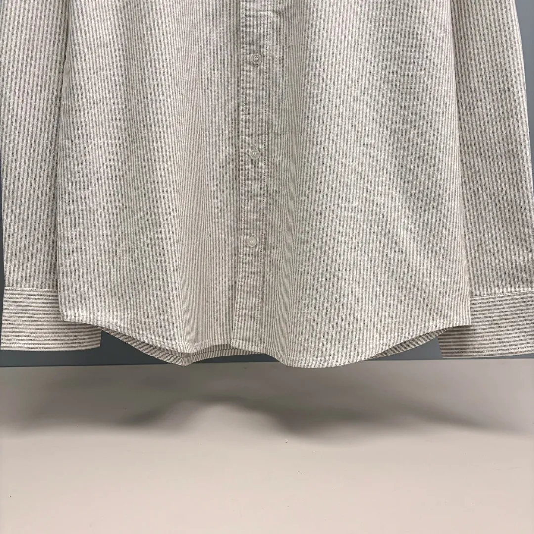 🅿️240 Ralph Lauren/Ralph Lauren imitation striped embroidered shirt. It is made of 100% cotton Oxford fabric. The 100% cotton material makes it very breathable. It is comfortable to wear and not easy to sweat. It has a loose fit and a three-dimensional upper body. The lines are smooth and natural. From the shoulder line to the waistline to the hem, the line transition is smooth. There are no unnecessary folds or accumulation. The whole body is neat and stretched. The chest is embellished with the iconic love embroidery. It is simple but highly recognizable. The embroidery thread has a natural color transition and the stitches are even and uniform in size. The stitches can also connect naturally and the lines are smooth and not stiff. Size: S M L XL
