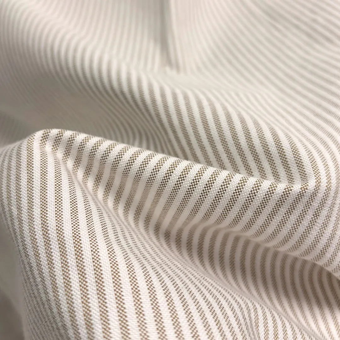 🅿️240 Ralph Lauren/Ralph Lauren imitation striped embroidered shirt. It is made of 100% cotton Oxford fabric. The 100% cotton material makes it very breathable. It is comfortable to wear and not easy to sweat. It has a loose fit and a three-dimensional upper body. The lines are smooth and natural. From the shoulder line to the waistline to the hem, the line transition is smooth. There are no unnecessary folds or accumulation. The whole body is neat and stretched. The chest is embellished with the iconic love embroidery. It is simple but highly recognizable. The embroidery thread has a natural color transition and the stitches are even and uniform in size. The stitches can also connect naturally and the lines are smooth and not stiff. Size: S M L XL