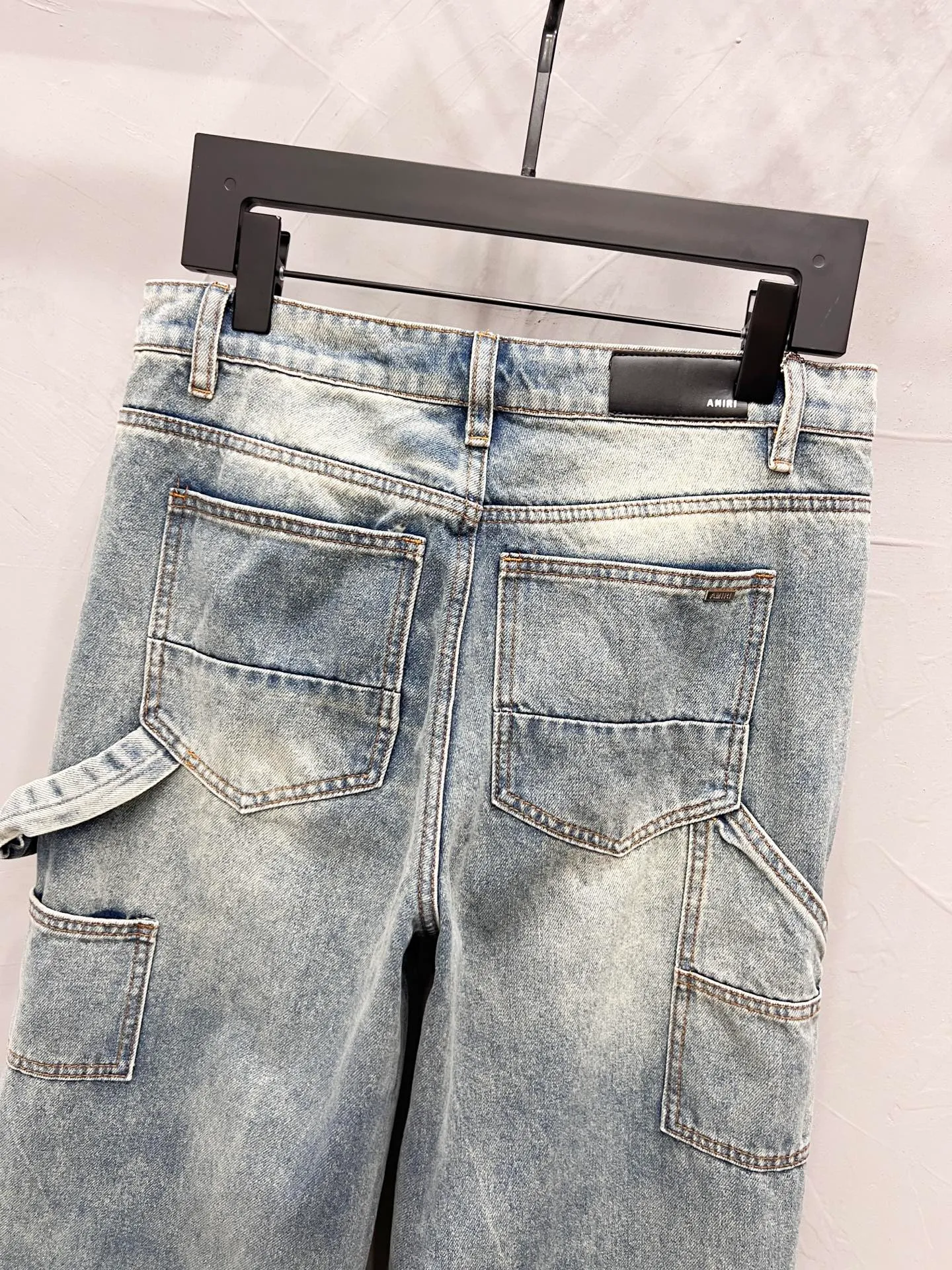 P240 Style No.: [M1750] AMIRI PF50 washed spliced ​​side large pocket hammer ring jeans. Top ceiling quality. Styles with different washed textures are very friendly to people with thin legs. The straight and slim version is very flattering to the leg shape. The moderate length is timeless and easy to match. It is the basis of various styles. It is a must-have in the wardrobe! The fabric is stiff but also makes the upper body soft without losing texture. The washing process is even more perfect. It is a must-have item for everyone! ! ! Washed wheat, hang tag, pants label, three labels complete Color: blue Size: 30, 32, 34, 36