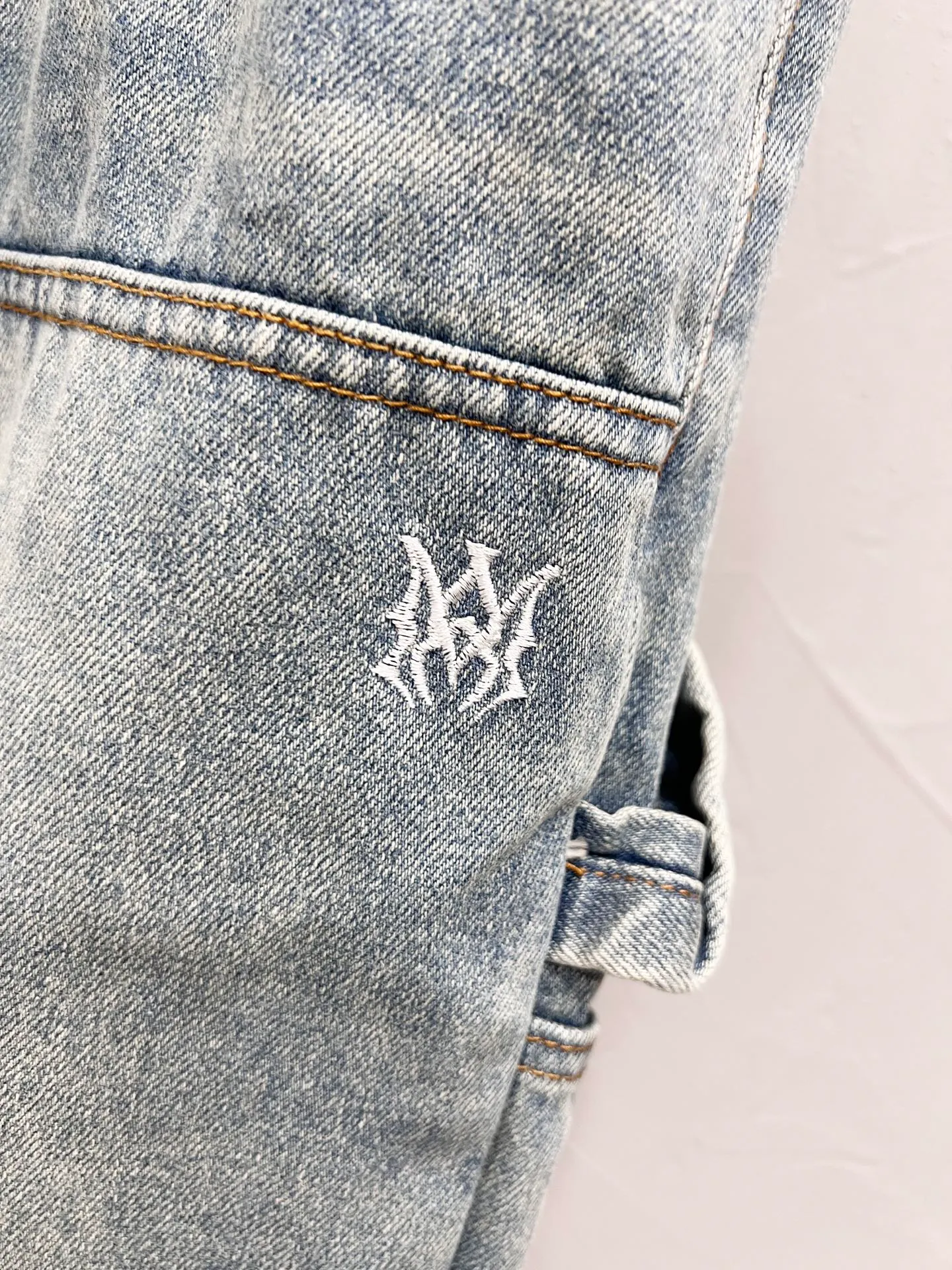 P240 Style No.: [M1750] AMIRI PF50 washed spliced ​​side large pocket hammer ring jeans. Top ceiling quality. Styles with different washed textures are very friendly to people with thin legs. The straight and slim version is very flattering to the leg shape. The moderate length is timeless and easy to match. It is the basis of various styles. It is a must-have in the wardrobe! The fabric is stiff but also makes the upper body soft without losing texture. The washing process is even more perfect. It is a must-have item for everyone! ! ! Washed wheat, hang tag, pants label, three labels complete Color: blue Size: 30, 32, 34, 36