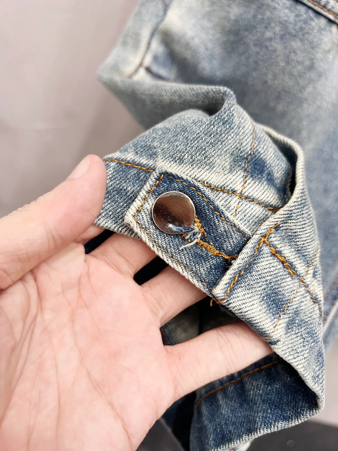 P240 Style No.: [M1750] AMIRI PF50 washed spliced ​​side large pocket hammer ring jeans. Top ceiling quality. Styles with different washed textures are very friendly to people with thin legs. The straight and slim version is very flattering to the leg shape. The moderate length is timeless and easy to match. It is the basis of various styles. It is a must-have in the wardrobe! The fabric is stiff but also makes the upper body soft without losing texture. The washing process is even more perfect. It is a must-have item for everyone! ! ! Washed wheat, hang tag, pants label, three labels complete Color: blue Size: 30, 32, 34, 36