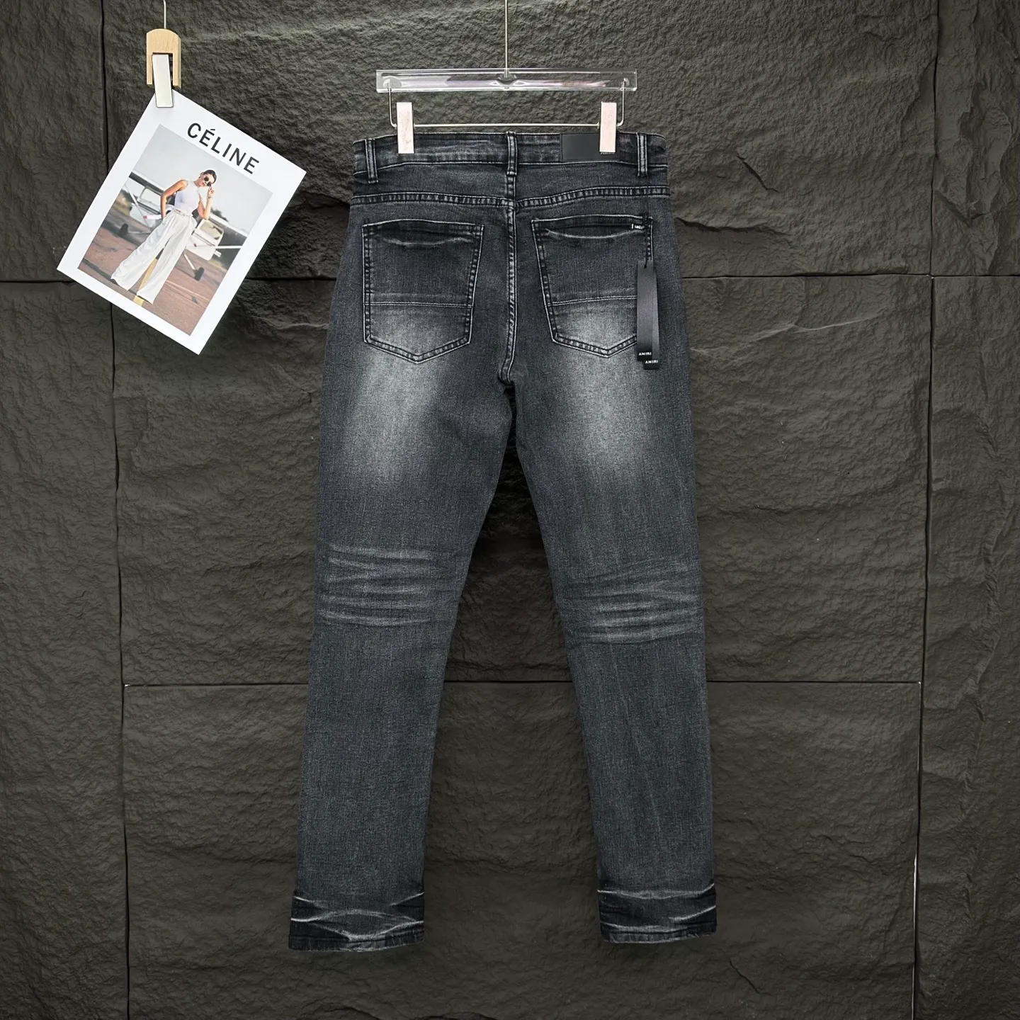 P240 Amiri 2025 new ripped black patch couples style washed stretch jeans 🔥High version🔥High version🔥 Top ceiling quality Styles with different washed textures are very friendly to people with thin legs and thick legs. The straight version is very flattering to the leg shape. Moderate length that never goes out of style, easy to match with casually, basic styling for various styles, a must-have in the wardrobe! The fabric is stiff but also makes the upper body soft without losing texture. The washing process is even more perfect. It is a must-have item for everyone! ! ! Washed wheat, hang tag, pants label, three complete labels, color: black, size: 28, 30, 32, 34 (four sizes)