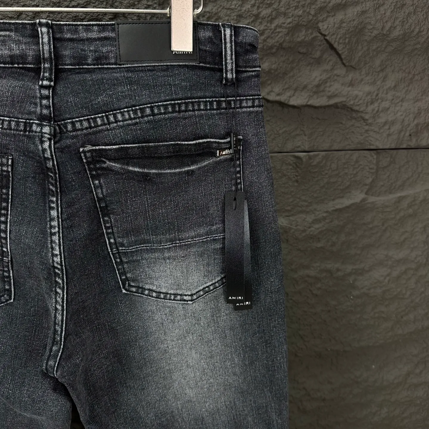 P240 Amiri 2025 new ripped black patch couples style washed stretch jeans 🔥High version🔥High version🔥 Top ceiling quality Styles with different washed textures are very friendly to people with thin legs and thick legs. The straight version is very flattering to the leg shape. Moderate length that never goes out of style, easy to match with casually, basic styling for various styles, a must-have in the wardrobe! The fabric is stiff but also makes the upper body soft without losing texture. The washing process is even more perfect. It is a must-have item for everyone! ! ! Washed wheat, hang tag, pants label, three complete labels, color: black, size: 28, 30, 32, 34 (four sizes)